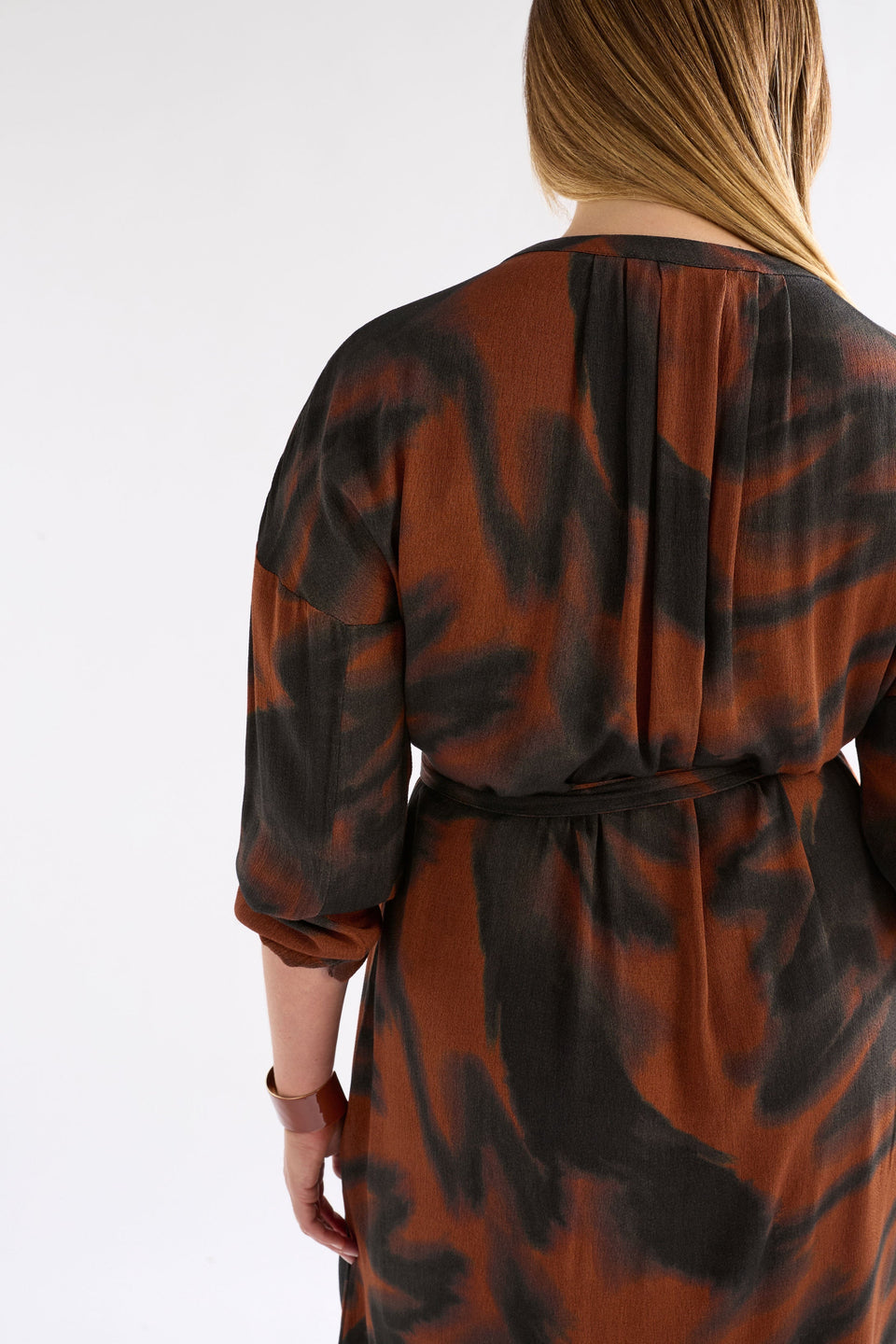 Osmi Button Down Print Crepe Long Sleeve Midi Dress Model Chanel Back detail | TORTOISE SHELL PRINT