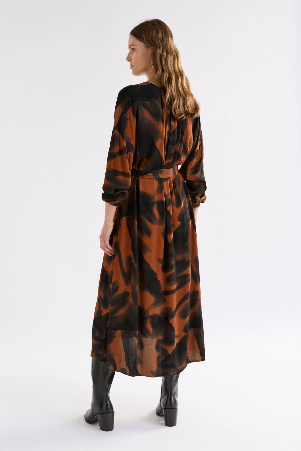 Osmi Button Down Print Crepe Long Sleeve Midi Dress Model Back | TORTOISE SHELL PRINT