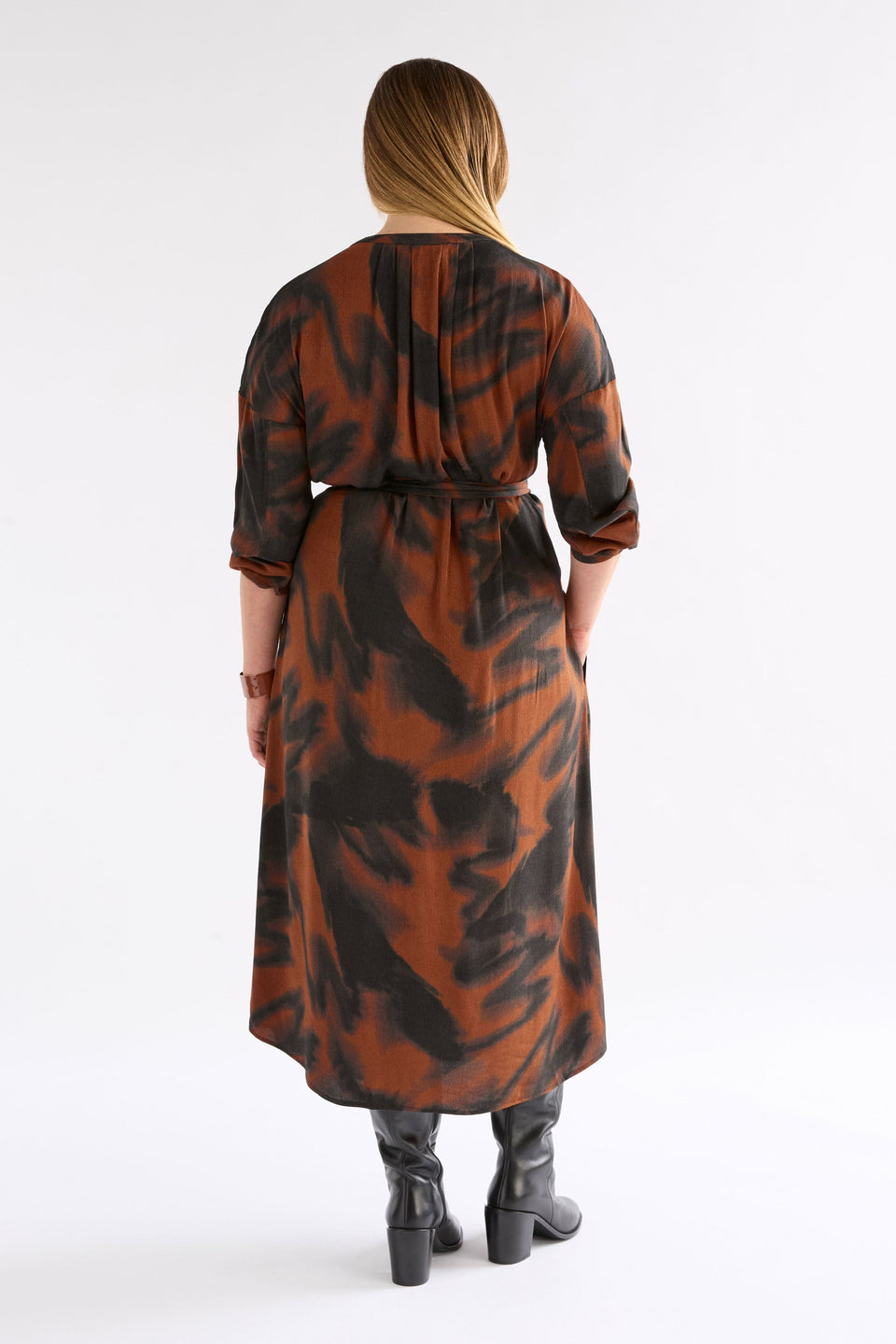 Osmi Button Down Print Crepe Long Sleeve Midi Dress Model Chanel Back | TORTOISE SHELL PRINT