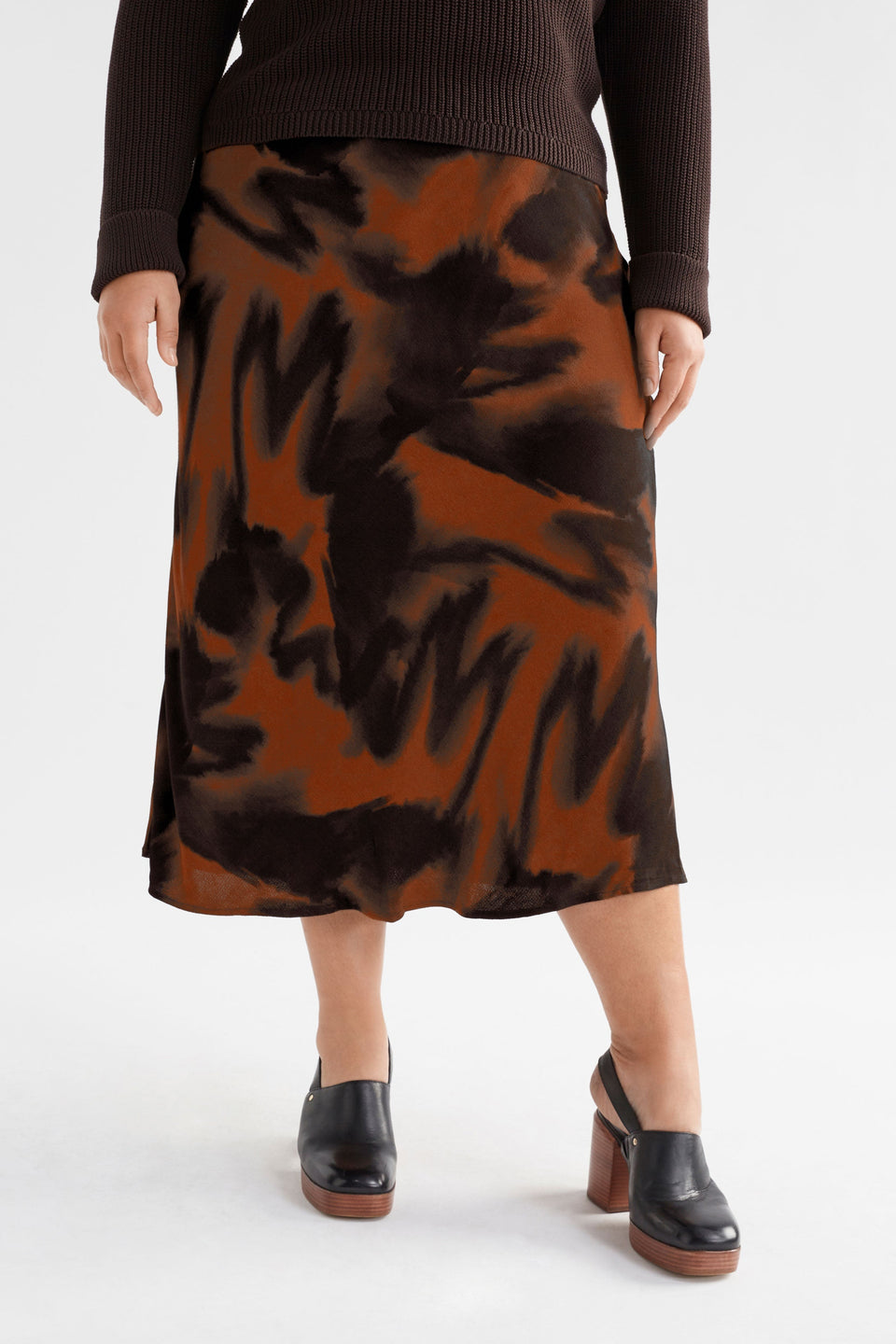 Quinn Midi Elastic Waist Bias Cut Print Skirt Model Curve Front Crop | TORTOISE SHELL PRINT