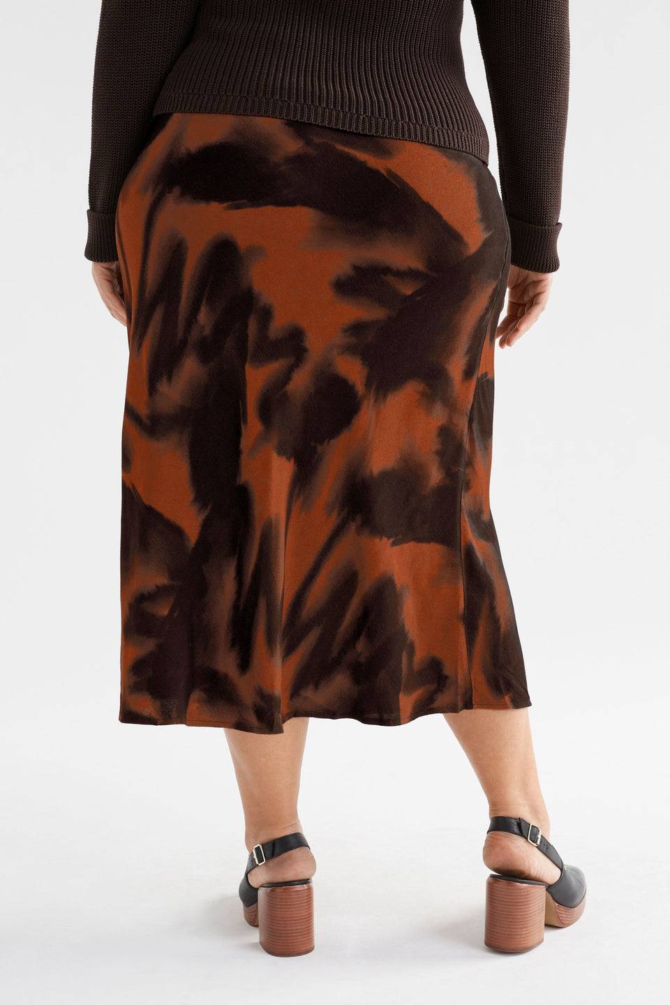 Quinn Midi Elastic Waist Bias Cut Print Skirt Model Curve Back Crop | TORTOISE SHELL PRINT
