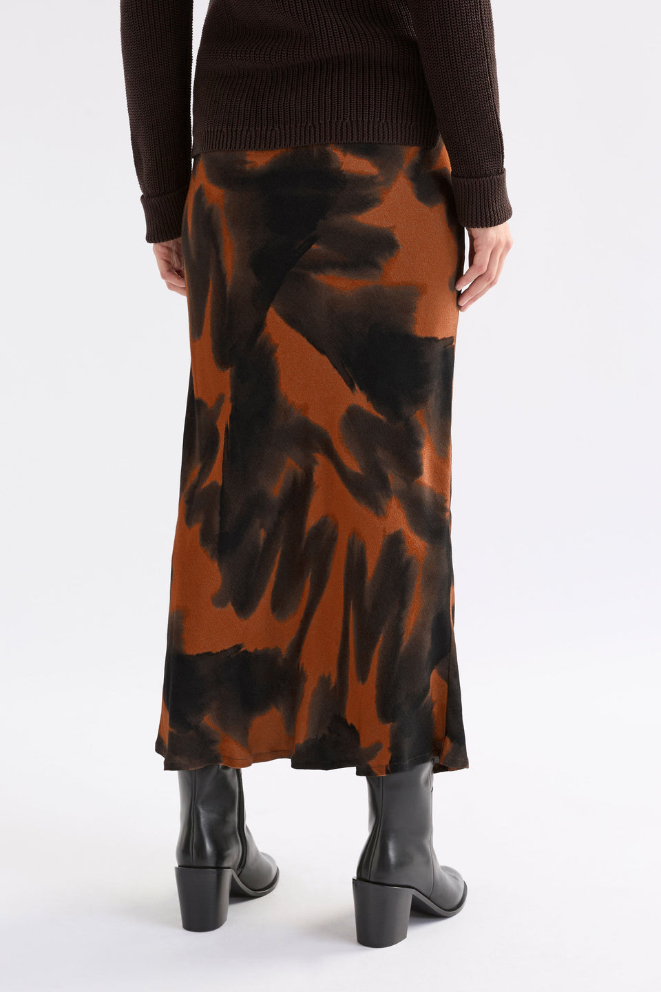 Quinn Midi Elastic Waist Bias Cut Print Skirt Model Back | TORTOISE SHELL PRINT