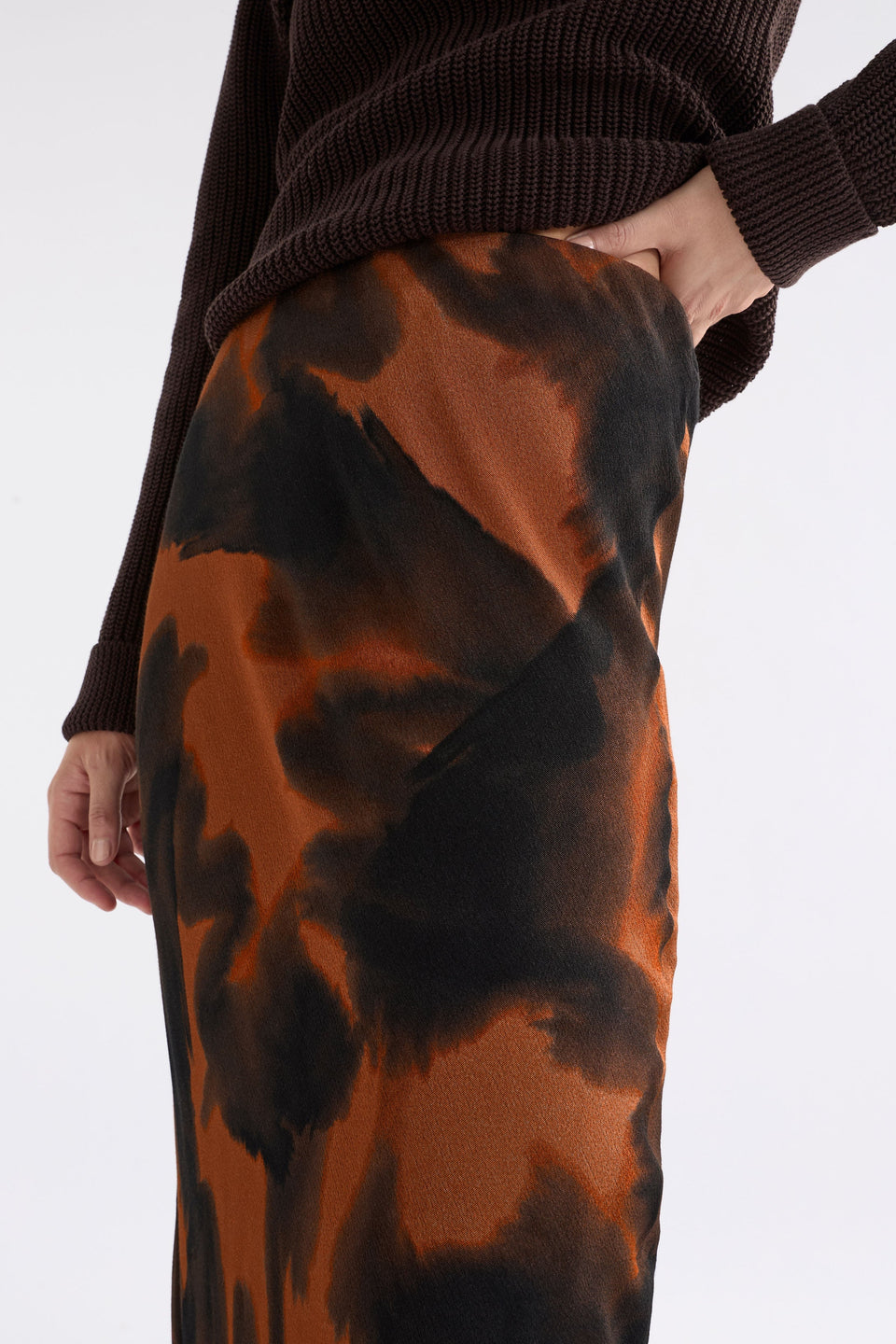Quinn Midi Elastic Waist Bias Cut Print Skirt Model Side Detail | TORTOISE SHELL PRINT