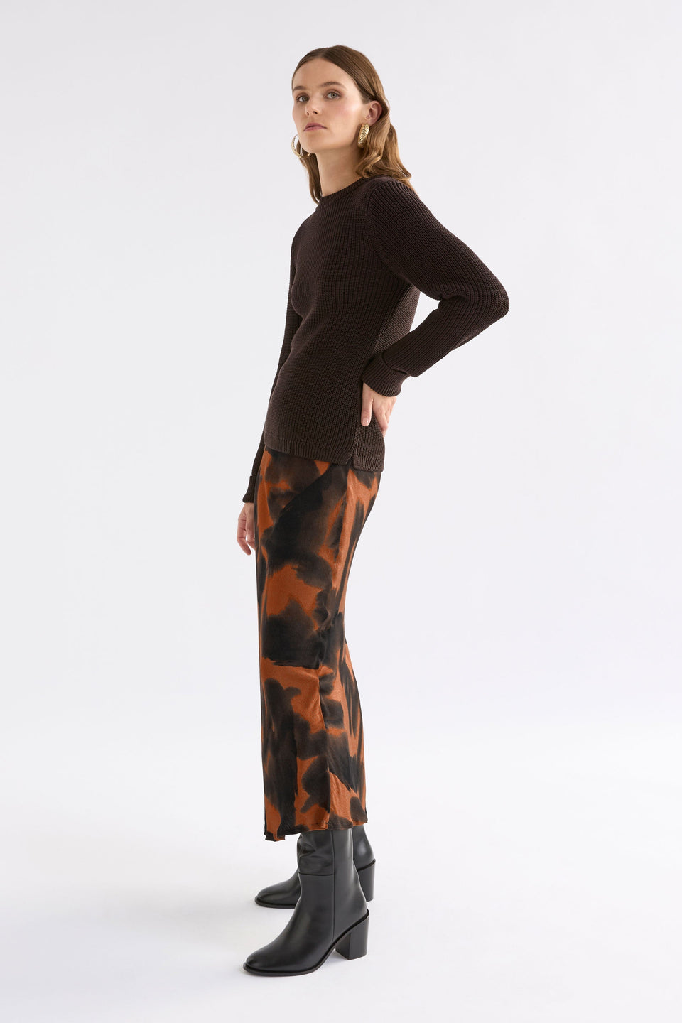 Quinn Midi Elastic Waist Bias Cut Print Skirt Model Side | TORTOISE SHELL PRINT