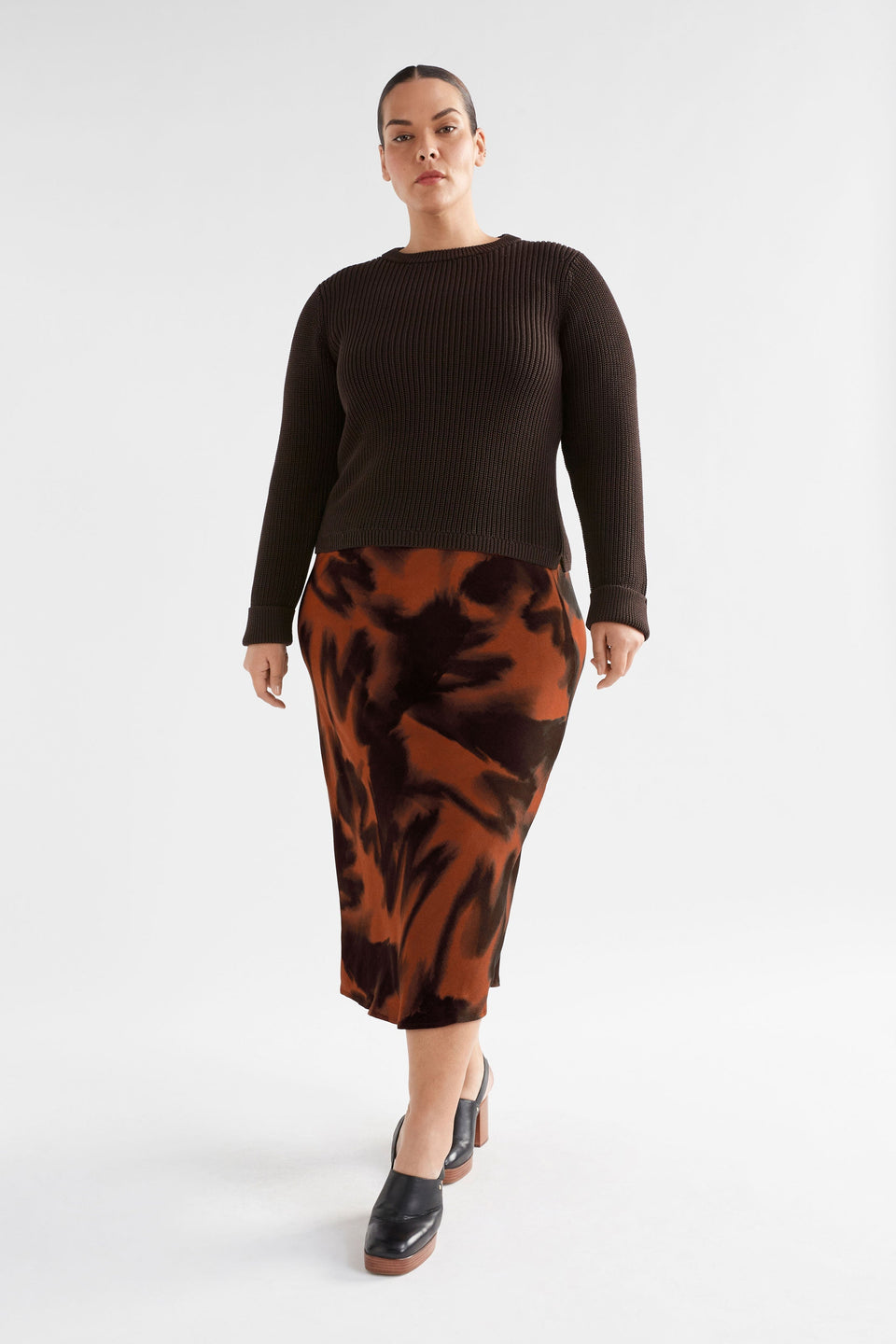 Quinn Midi Elastic Waist Bias Cut Print Skirt Model Curve Front | TORTOISE SHELL PRINT