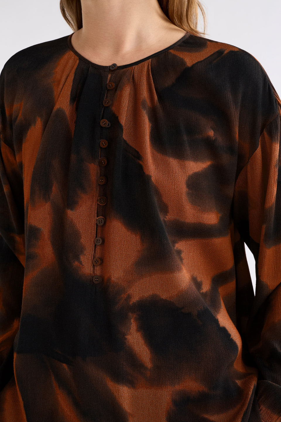 Galerie Button Front Round Neck Watercolour Print Shirt Model Front detail | TORTOISE SHELL PRINT