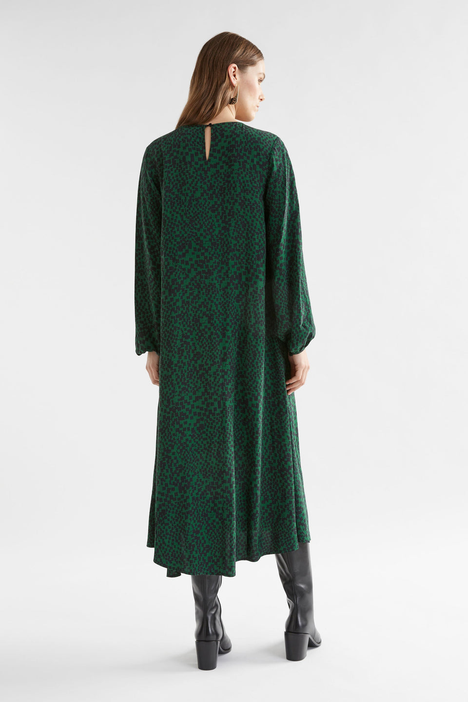 Dega Long Sleeve Asymmetric Hem Print Midi Dress Model Back | GREEN SINDA PRINT