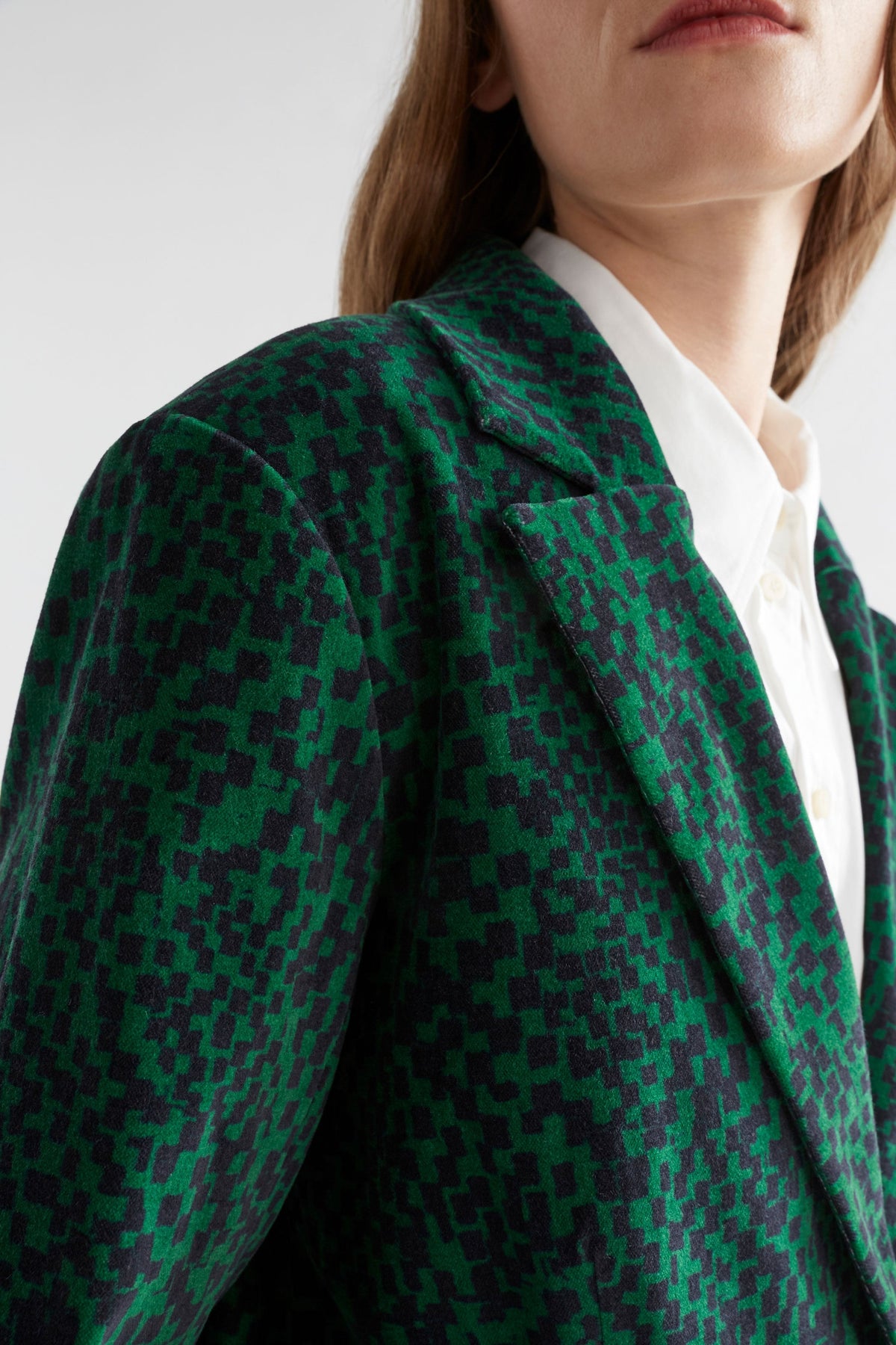 Altes Dark Green Pattern Cut Cord Blazer Jacket Model Front Detail | GREEN SINDA PRINT