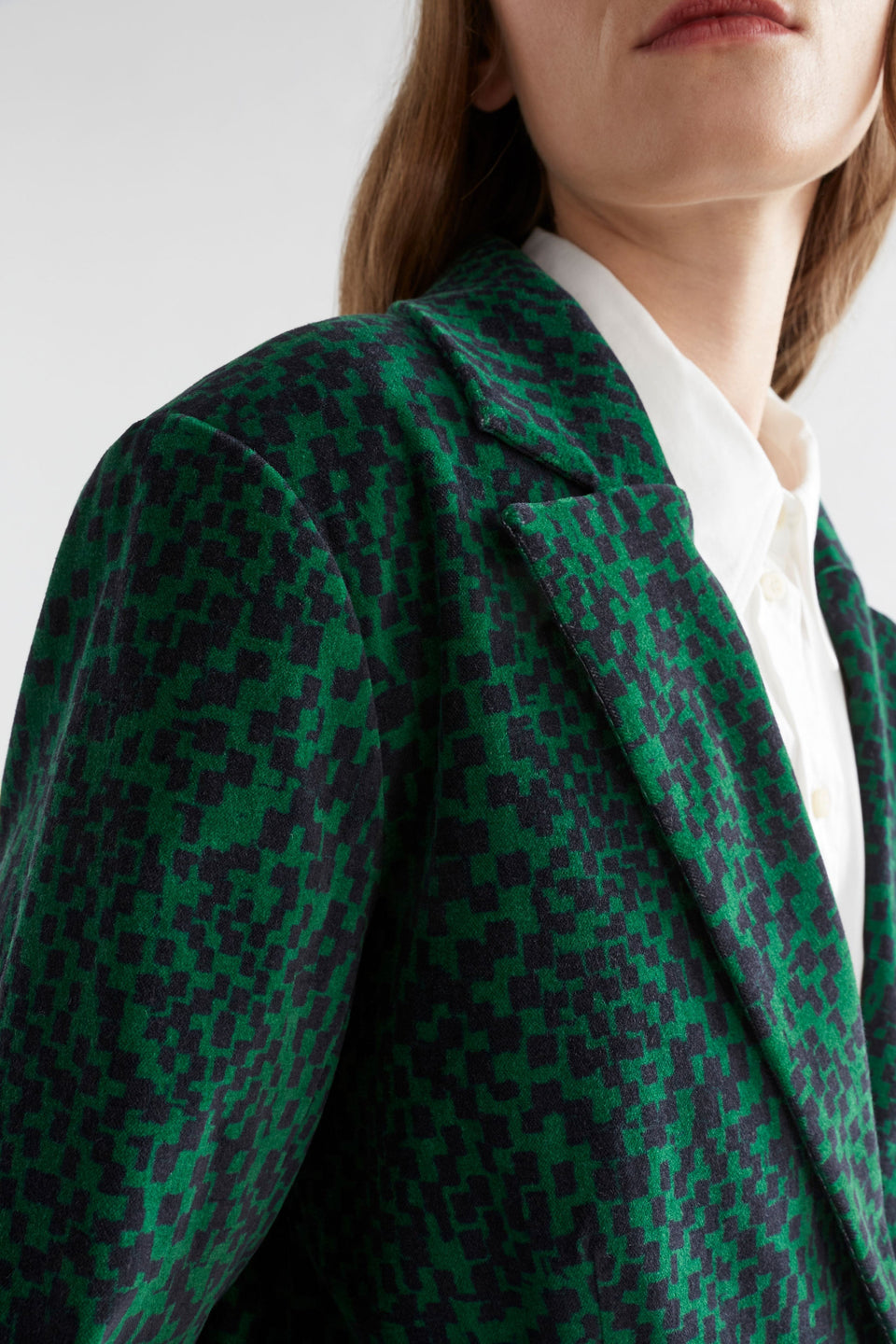 Altes Dark Green Pattern Cut Cord Blazer Jacket Model Front Detail | GREEN SINDA PRINT