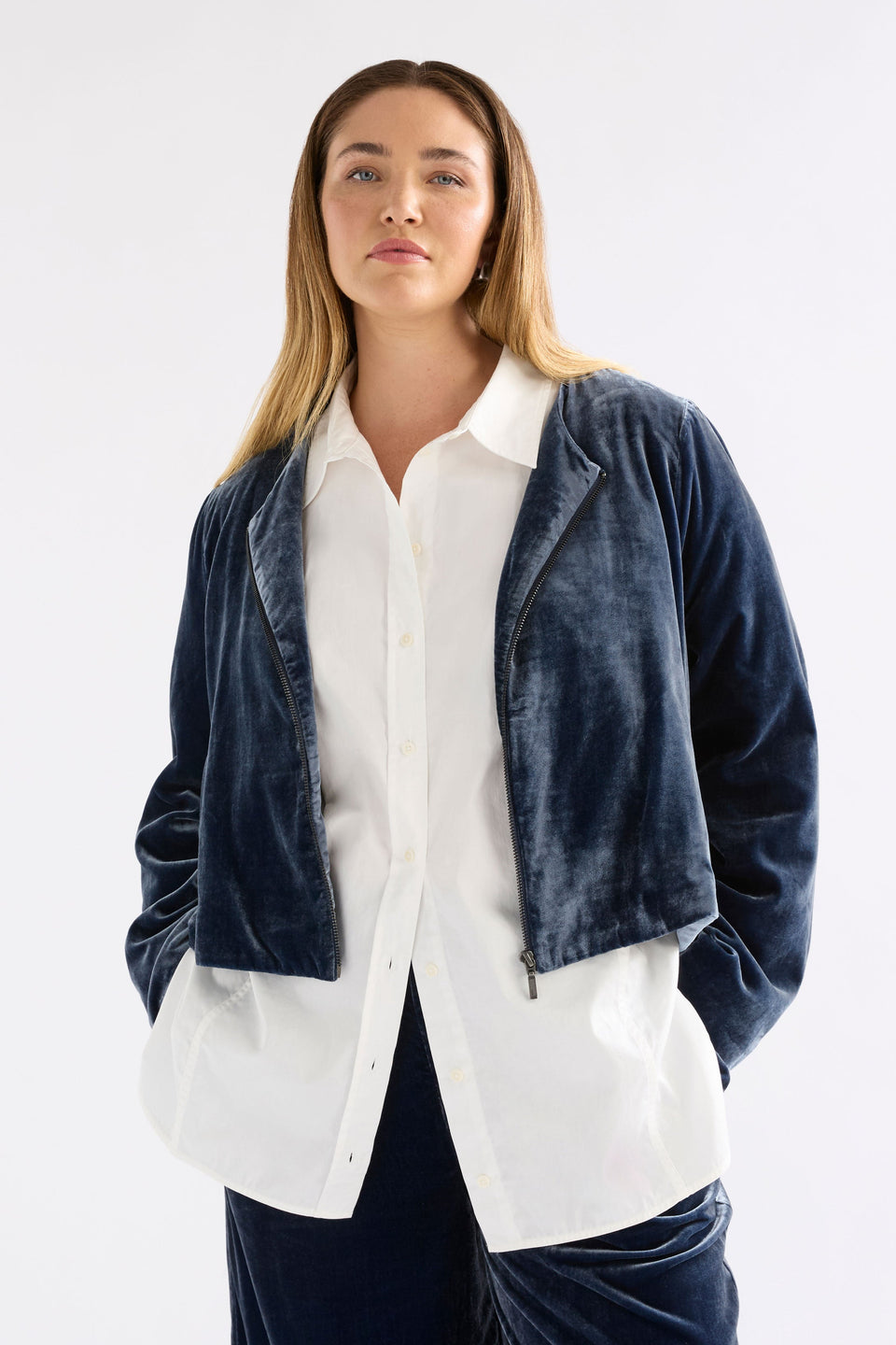 Suuri Velvet Zip Up Short Jacket Model Chanel Front | BLUE STEEL