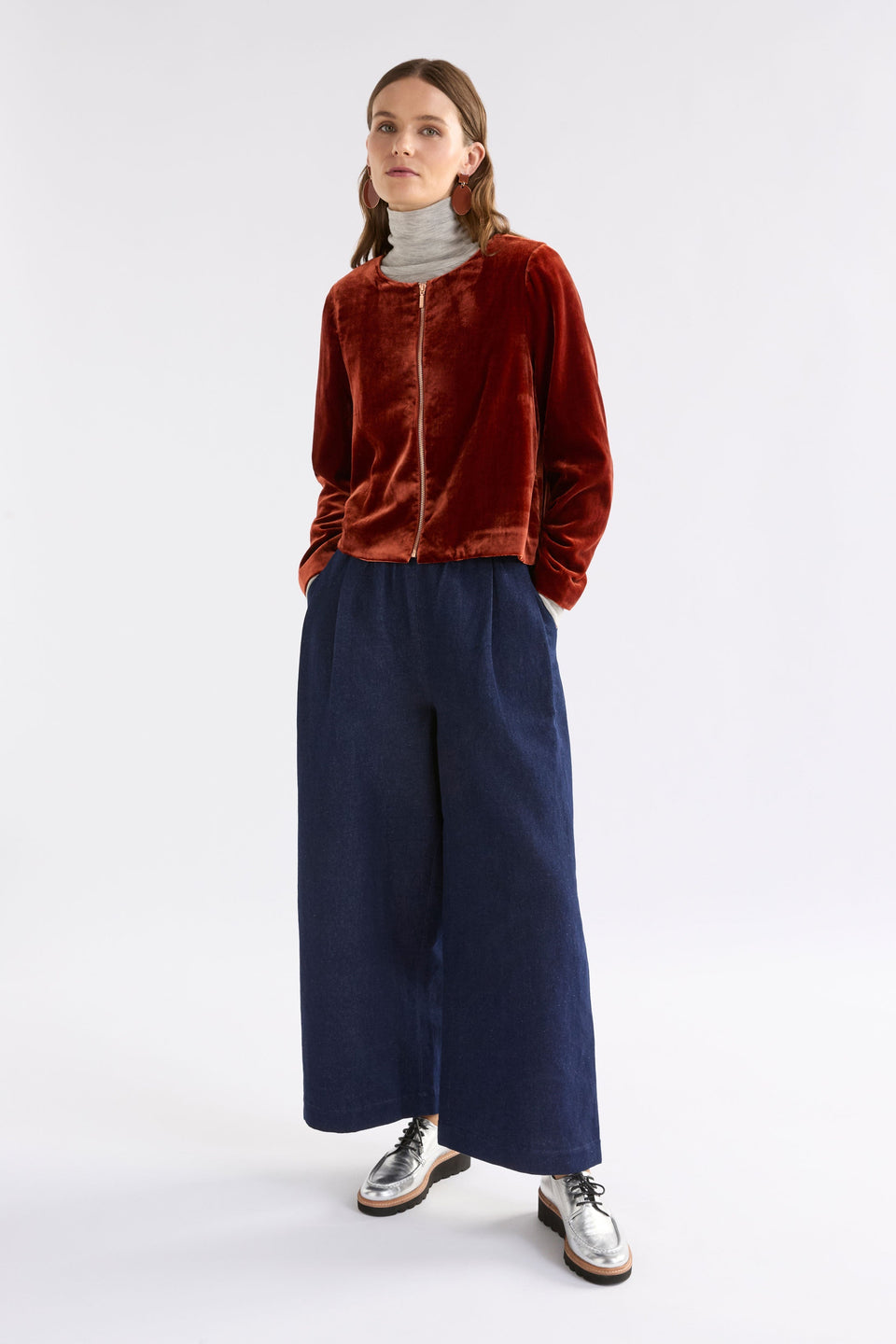 Suuri Velvet Zip Up Short Jacket Model Front Full Body | SPICE