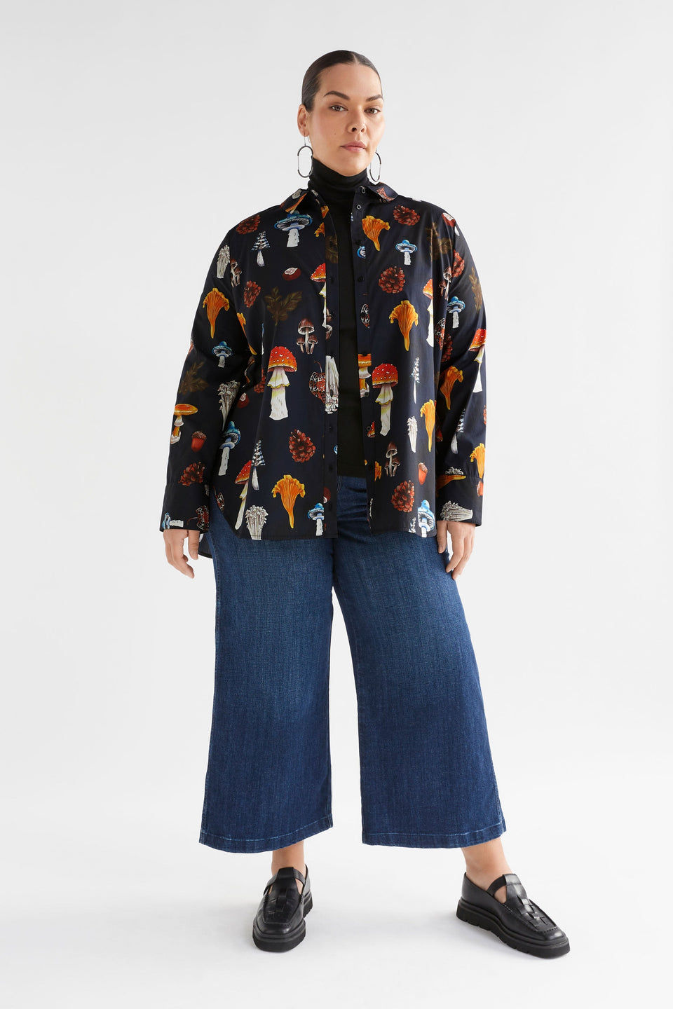 Allem Organic Cotton Mushroom Print Long Sleeve Shirt Curve Model front full Body | MUSHROOM PRINT