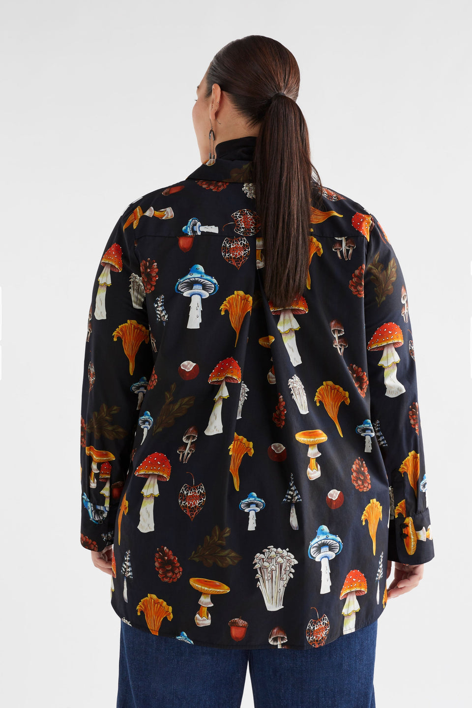 Allem Organic Cotton Mushroom Print Long Sleeve Shirt Curve Model Back | MUSHROOM PRINT