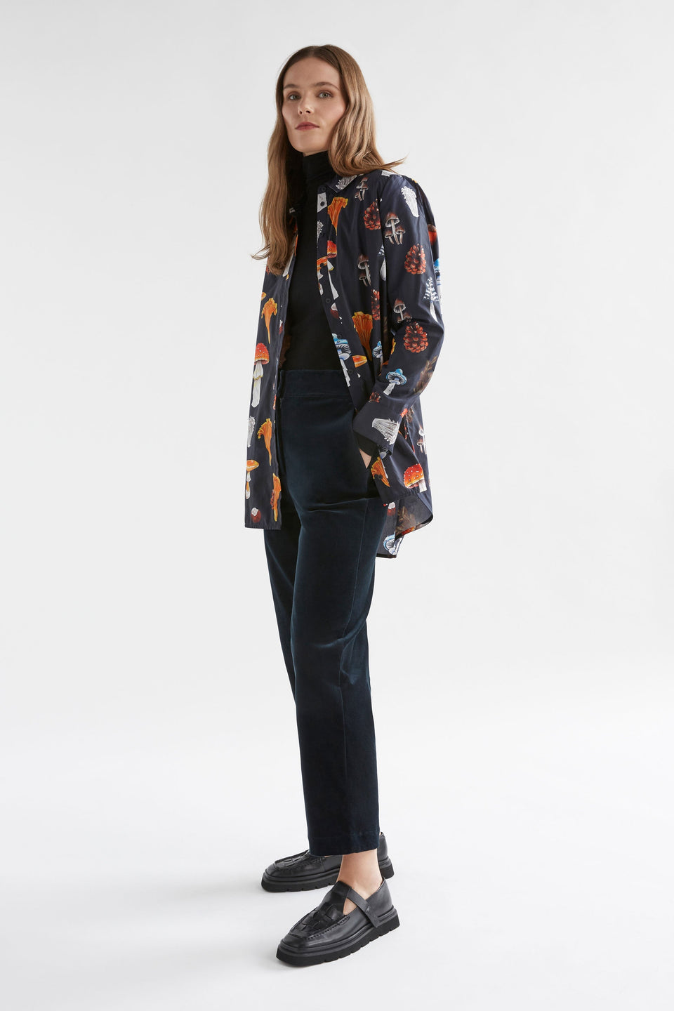 Allem Organic Cotton Mushroom Print Long Sleeve Shirt Model Side | MUSHROOM PRINT