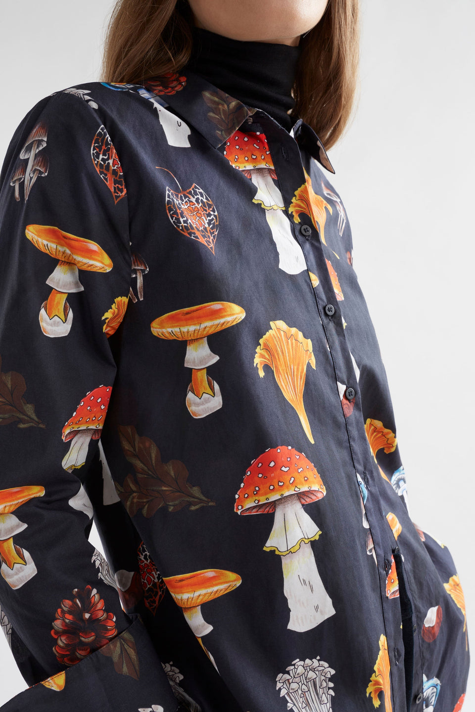 Allem Organic Cotton Mushroom Print Long Sleeve Shirt Model front detail | MUSHROOM PRINT