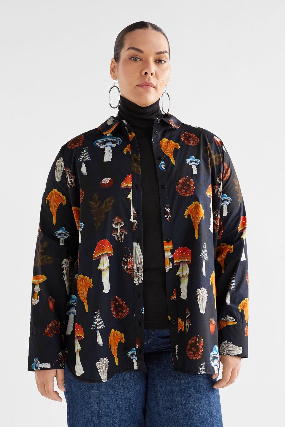 Allem Organic Cotton Mushroom Print Long Sleeve Shirt Curve Model front | MUSHROOM PRINT