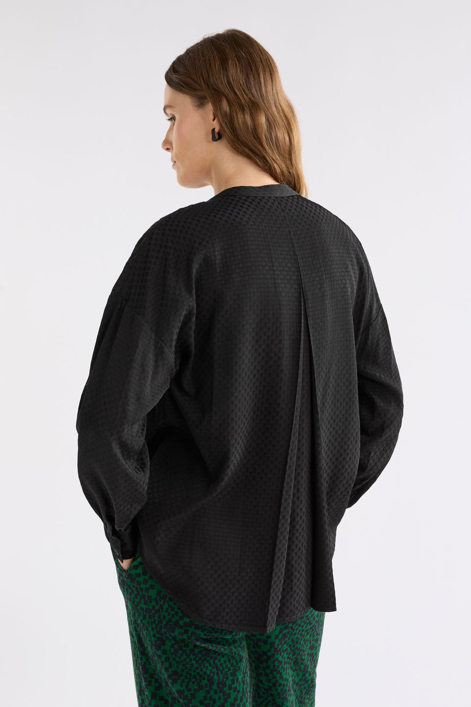 Oben Textured Spot Button Down Blouson Sleeve Collarless Shirt Model Back | BLACK