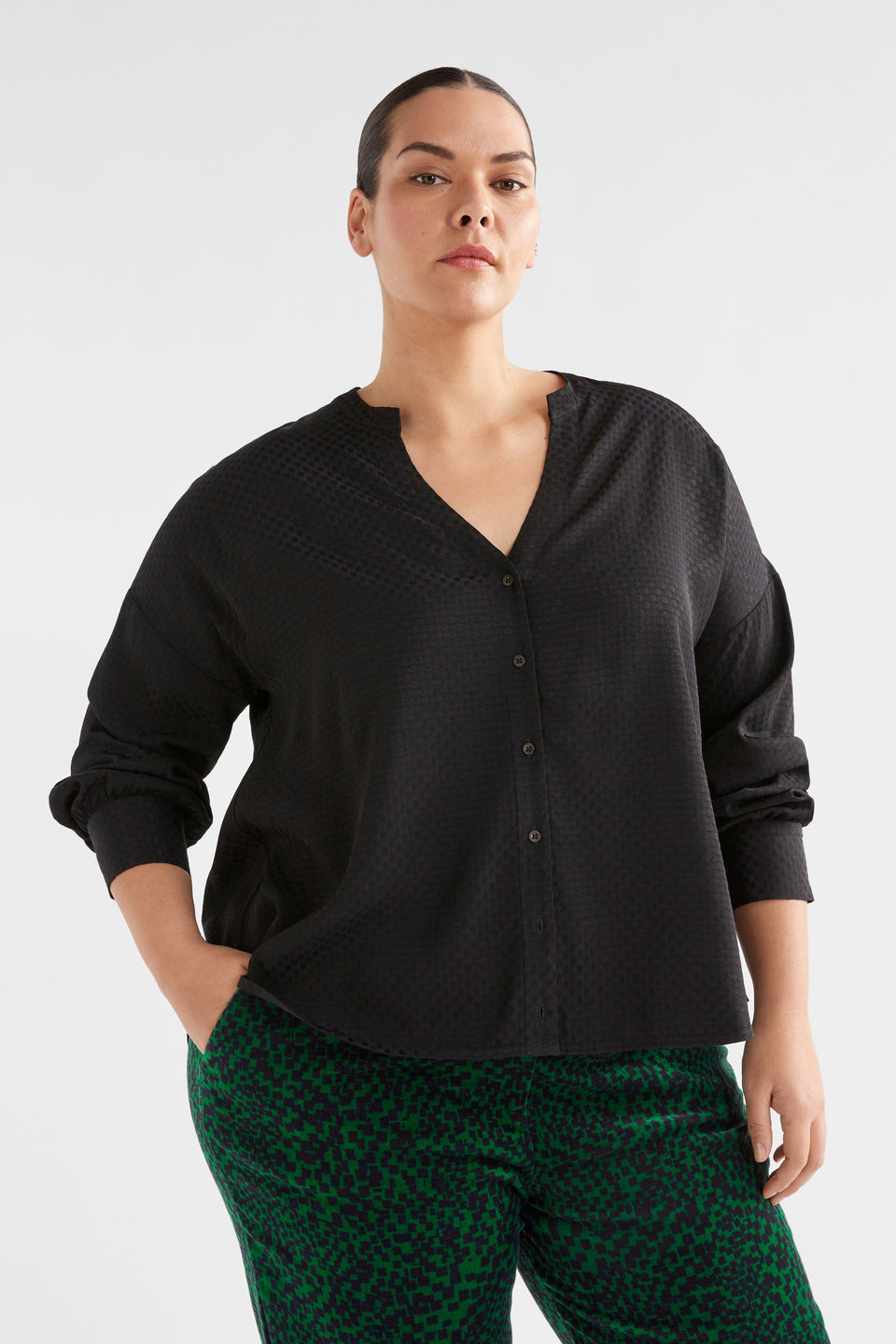 Oben Textured Spot Button Down Blouson Sleeve Collarless Shirt Curve Model Front | BLACK