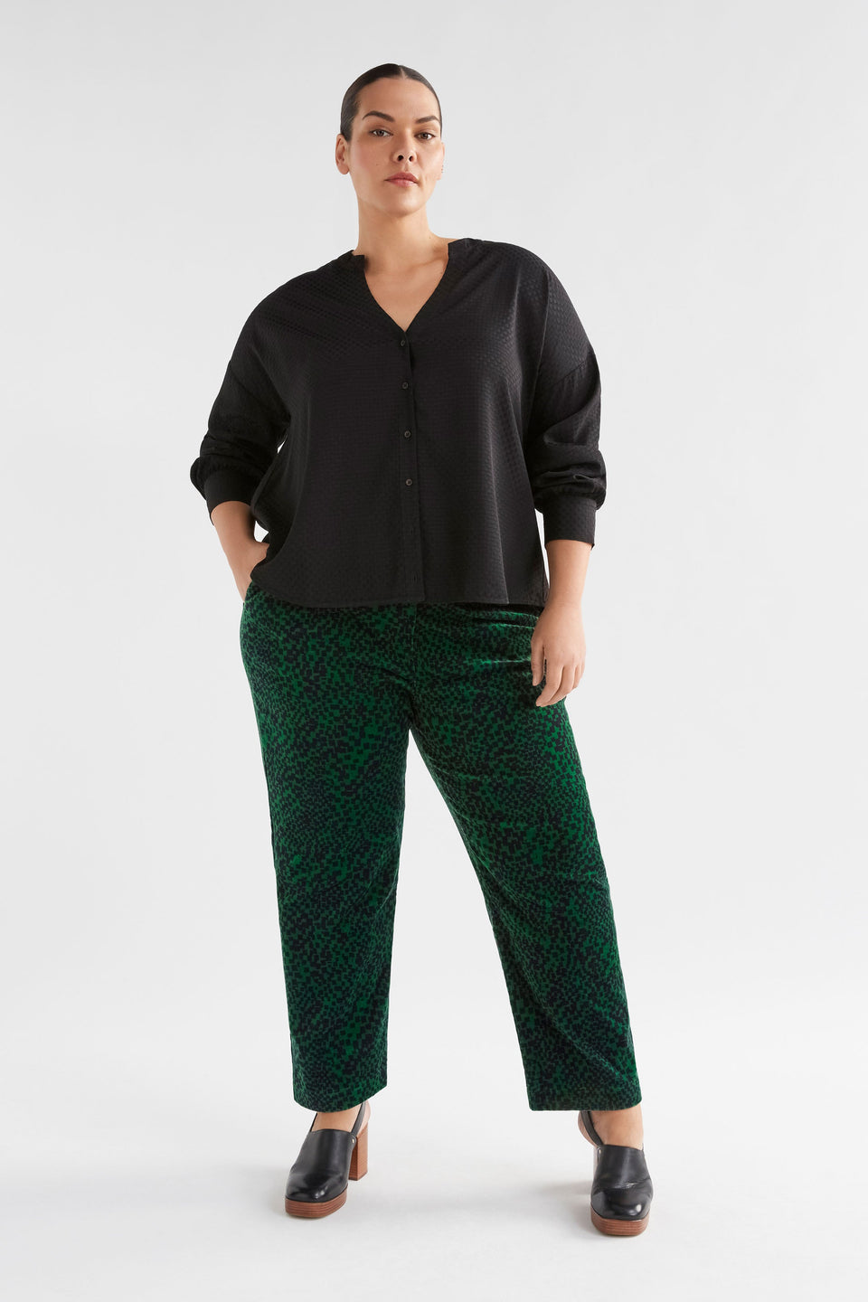 Oben Textured Spot Button Down Blouson Sleeve Collarless Shirt Curve Model Front Full Body | BLACK