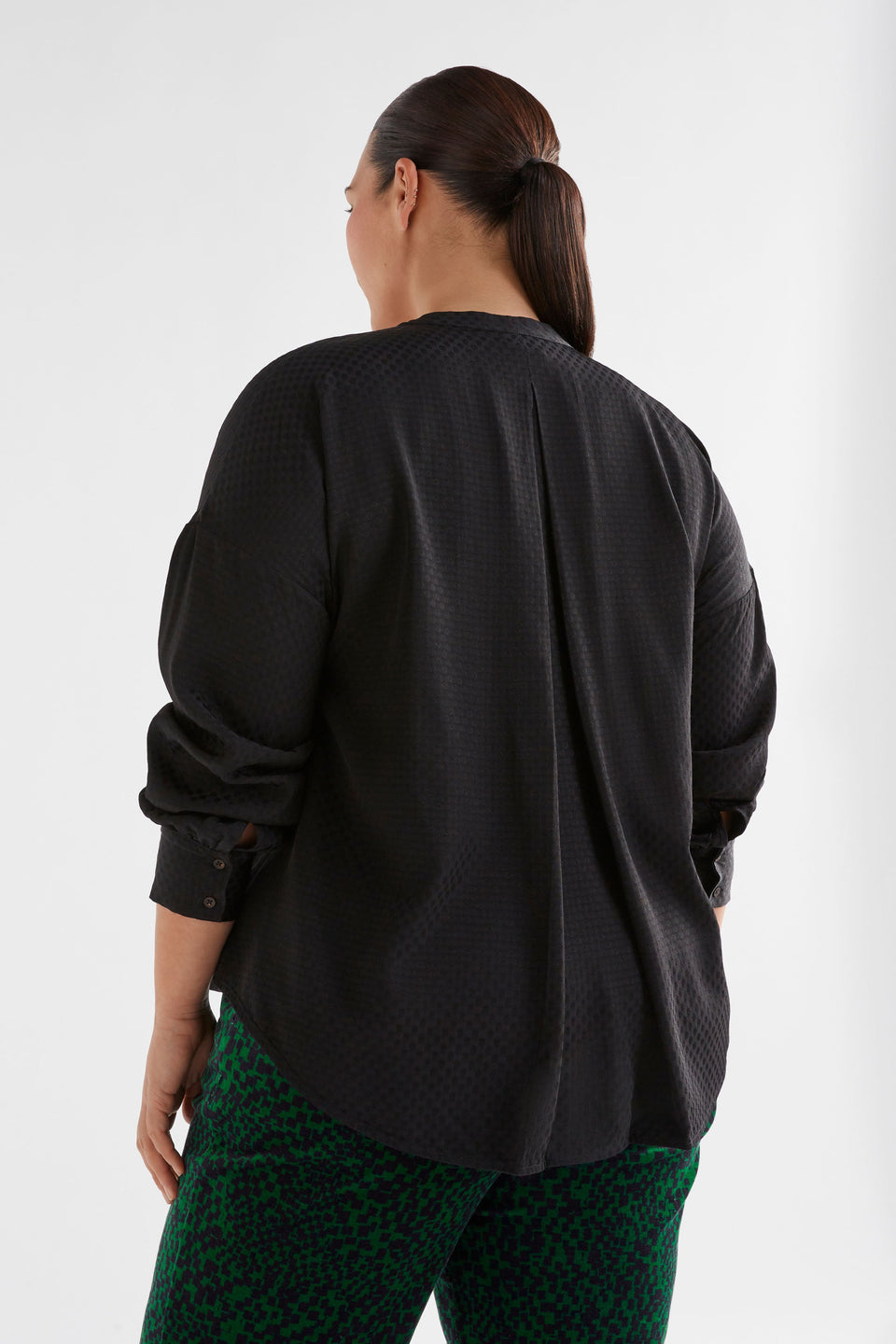 Oben Textured Spot Button Down Blouson Sleeve Collarless Shirt Curve Model Back | BLACK