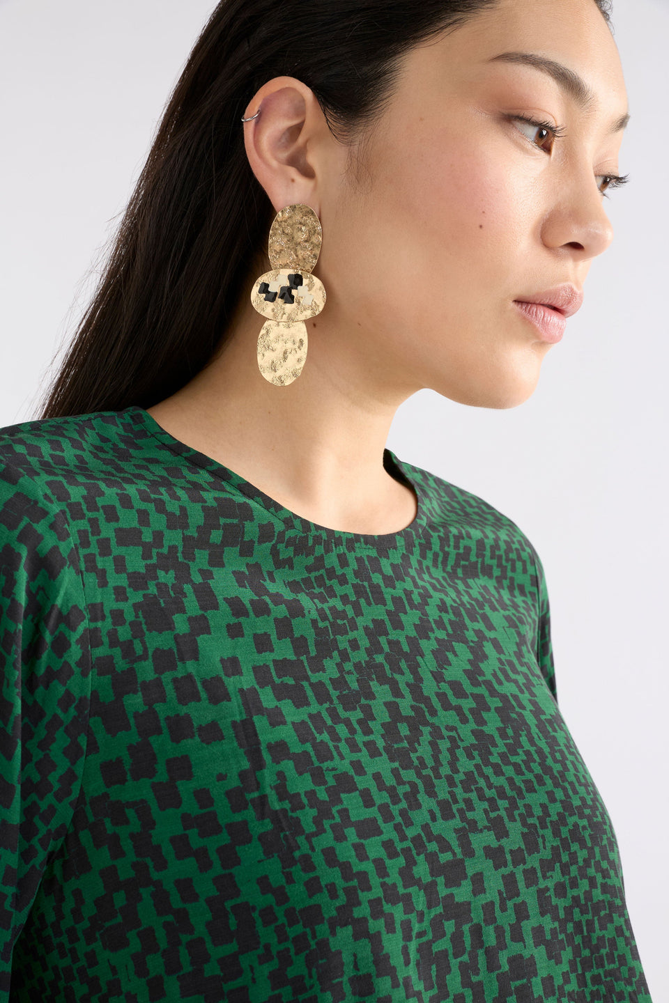 Muraa Round Neck Print Long Sleeve Print Top Model Front detail with earring | GREEN SINDA PRINT