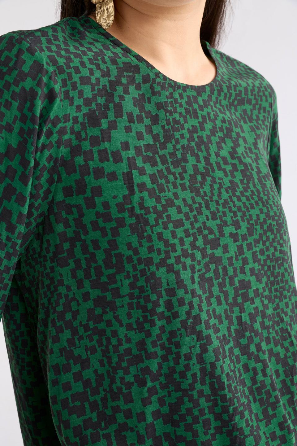 Muraa Round Neck Print Long Sleeve Print Top Model Front detail | GREEN SINDA PRINT