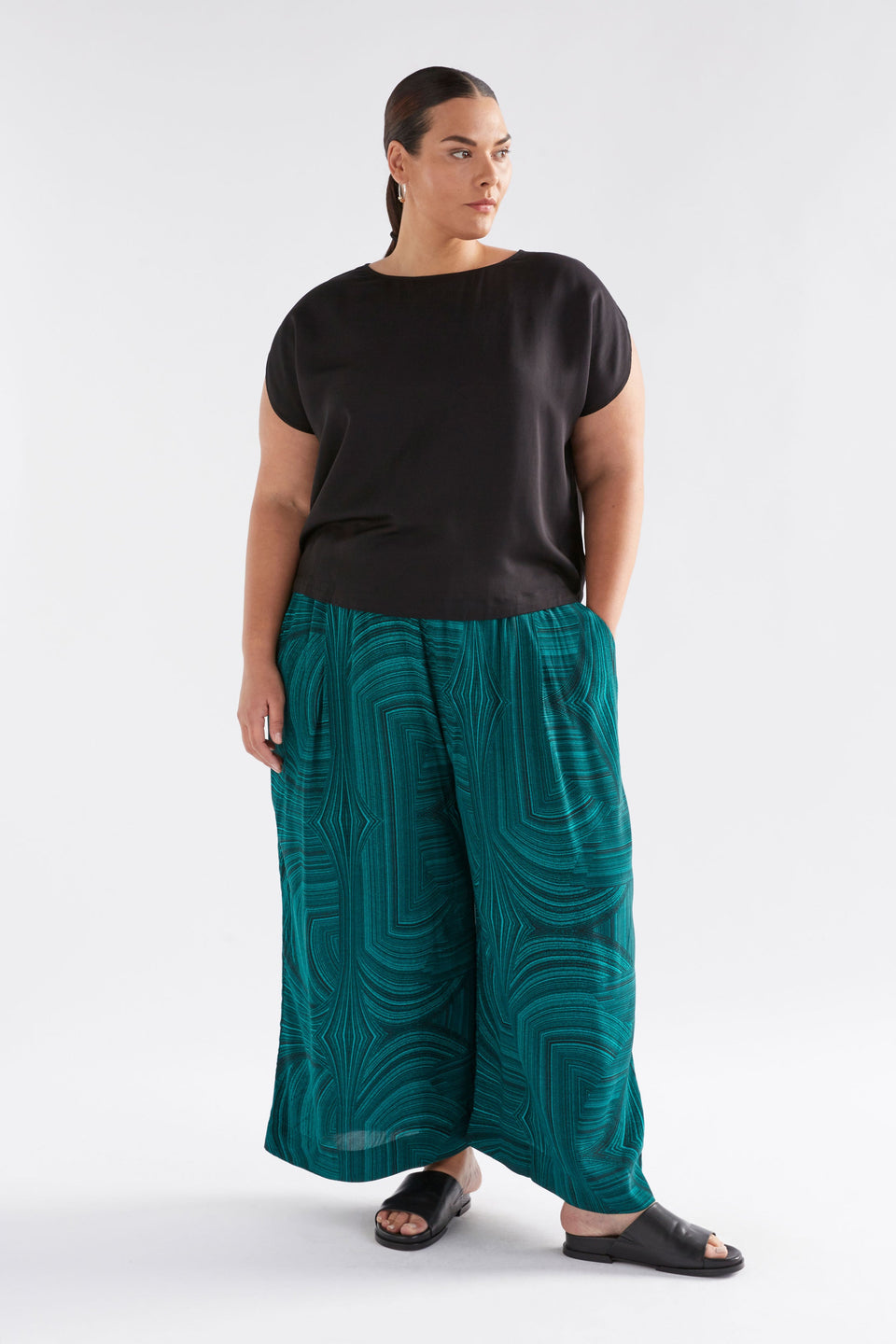 Klassisk Silky Tulip Sleeve Top Model Front Full Body Curve | BLACK