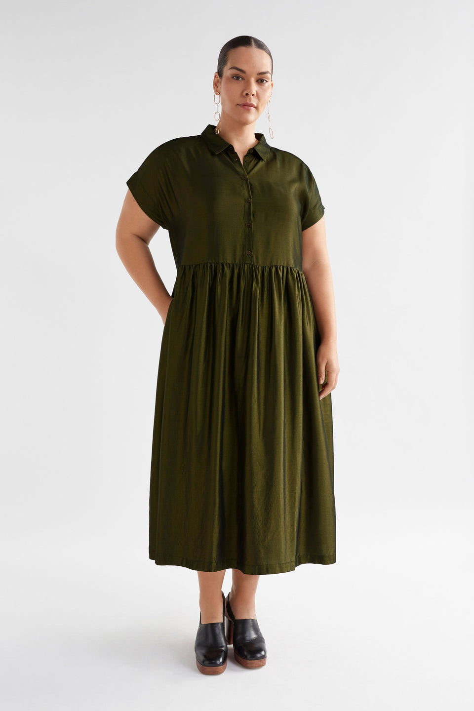 Medjal Metallic Midi Short Sleeve Shirt Dress Curve Model Front | GOLD BLACK