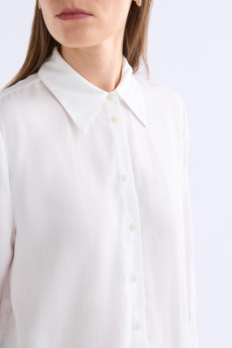 Tettu Shirt on Model | WHITE