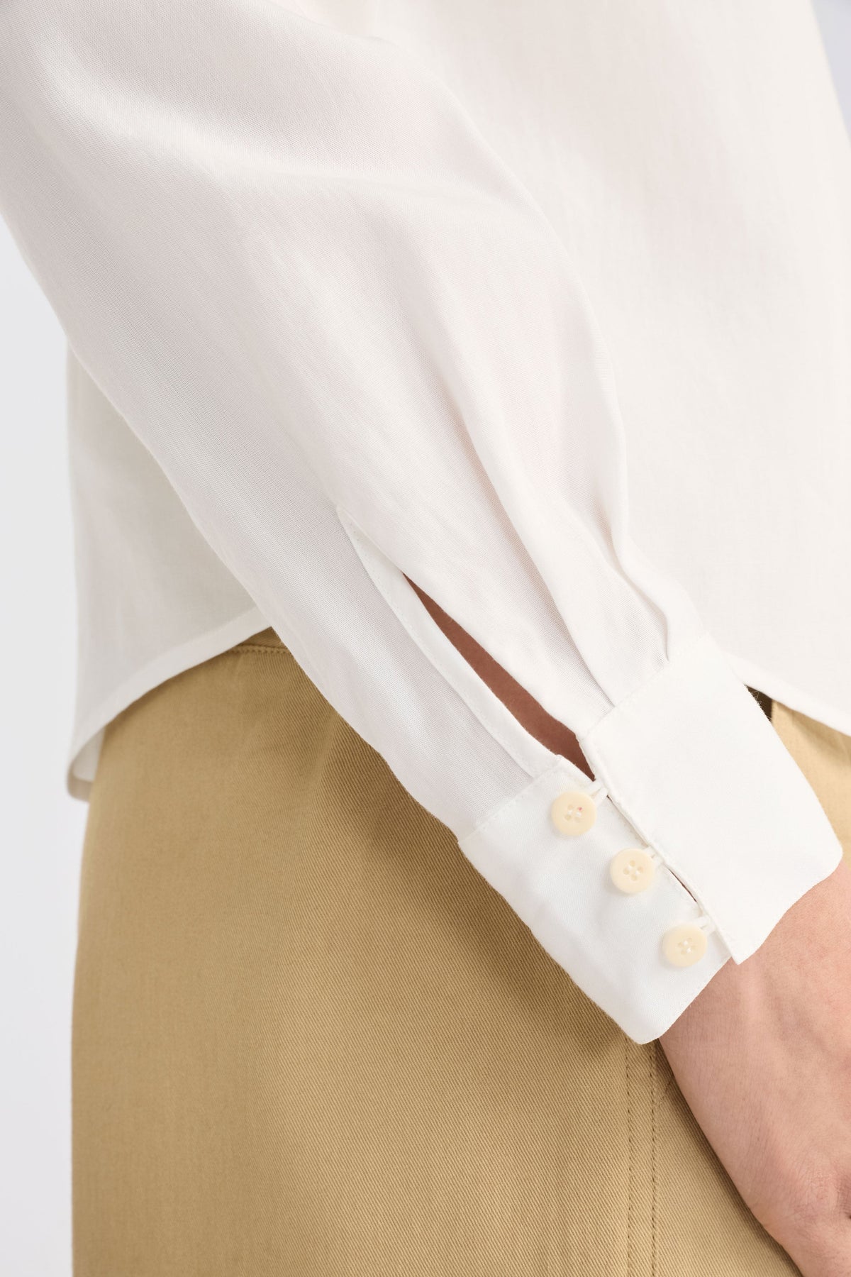 Tettu Shirt on Model Sleeve Detail | WHITE