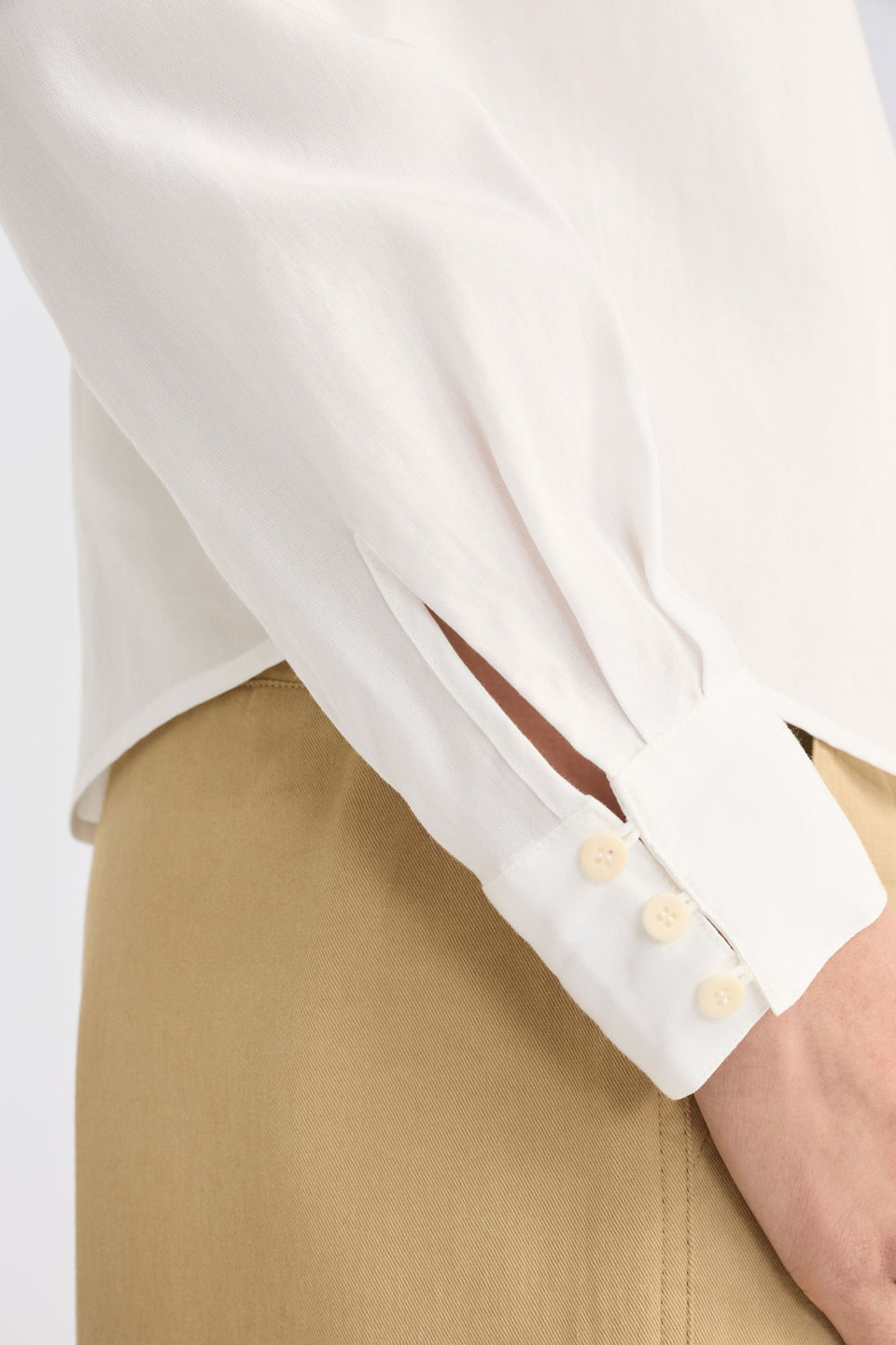 Tettu Shirt on Model Sleeve Detail | WHITE