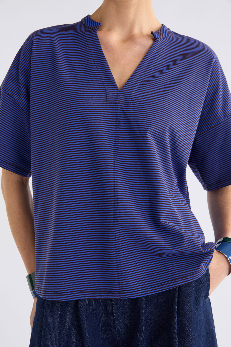 Evve V-Neck Cotton Jersey Stripe T-Shirt Model front detail | CHOCOLATE COBALT