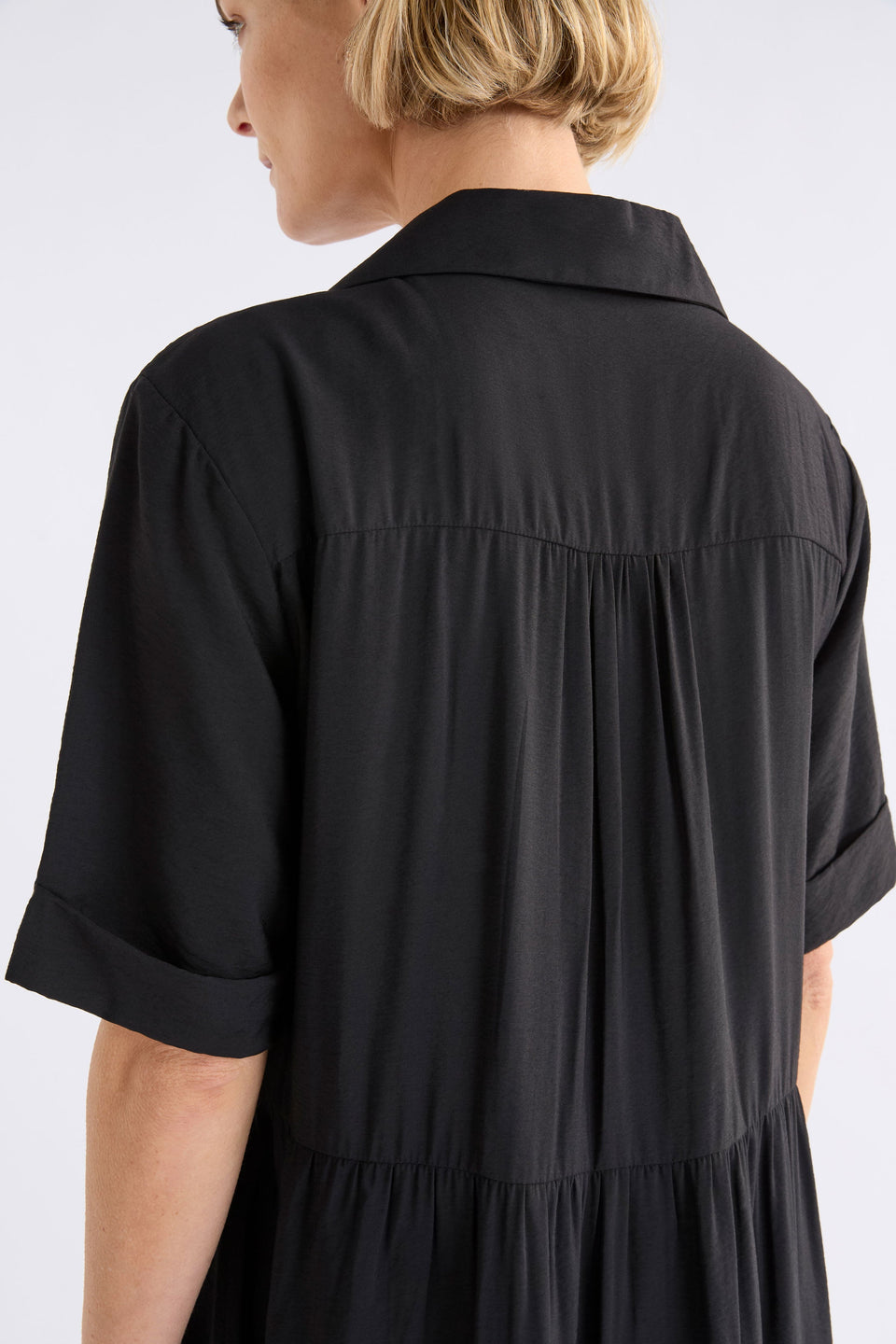 Eine Textured Viscose Patch Pocket Short Sleeve Midi Shirt Dress Model back Detail | BLACK