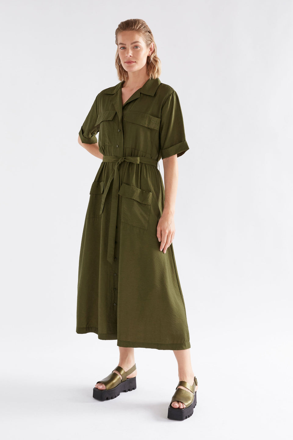 Eine Textured Viscose Patch Pocket Short Sleeve Midi Shirt Dress Model Front | BRIGHT OLIVE
