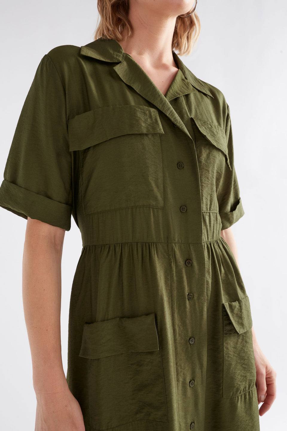 Eine Textured Viscose Patch Pocket Short Sleeve Midi Shirt Dress Model Front detail | BRIGHT OLIVE