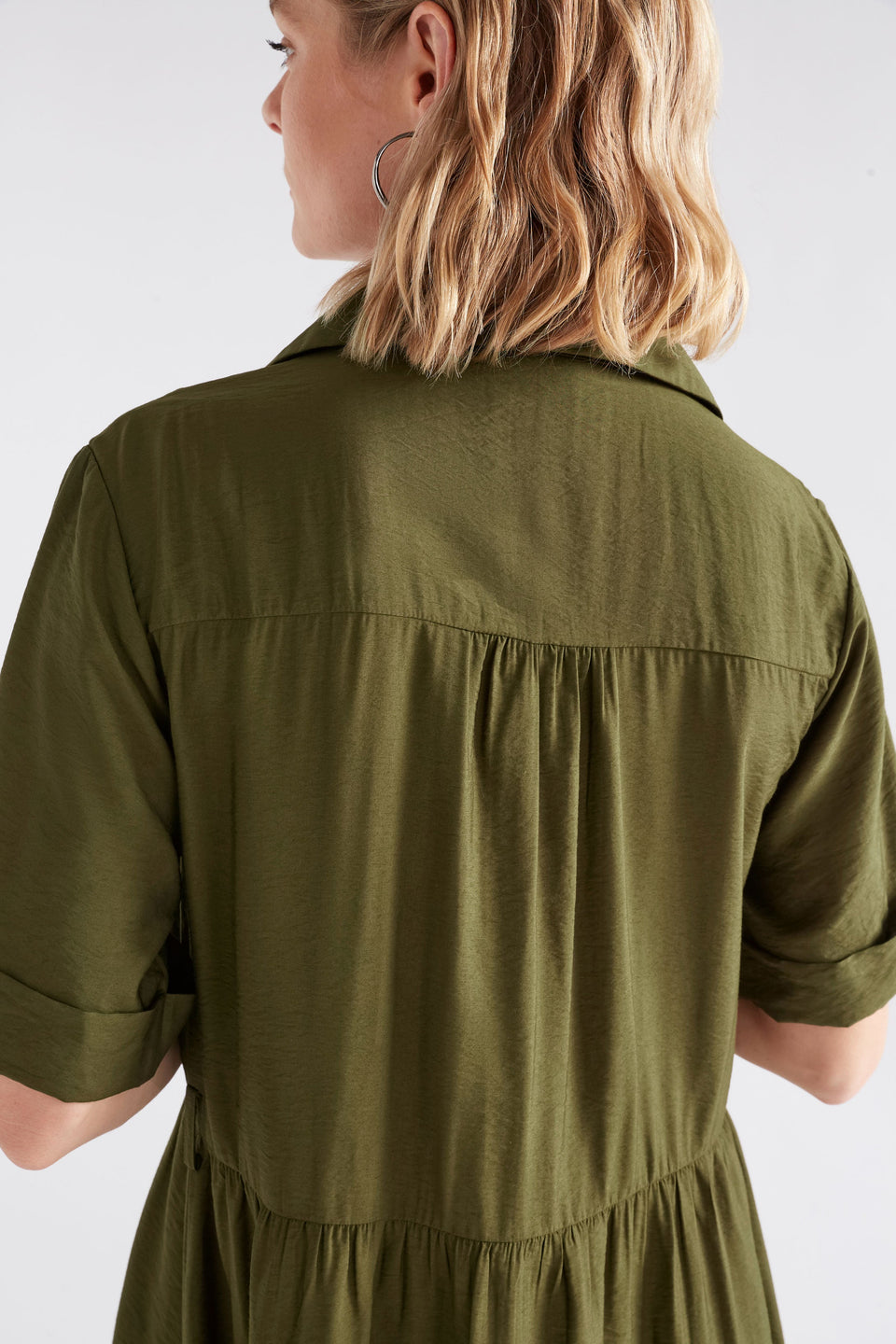 Eine Textured Viscose Patch Pocket Short Sleeve Midi Shirt Dress Model Back Detail | BRIGHT OLIVE