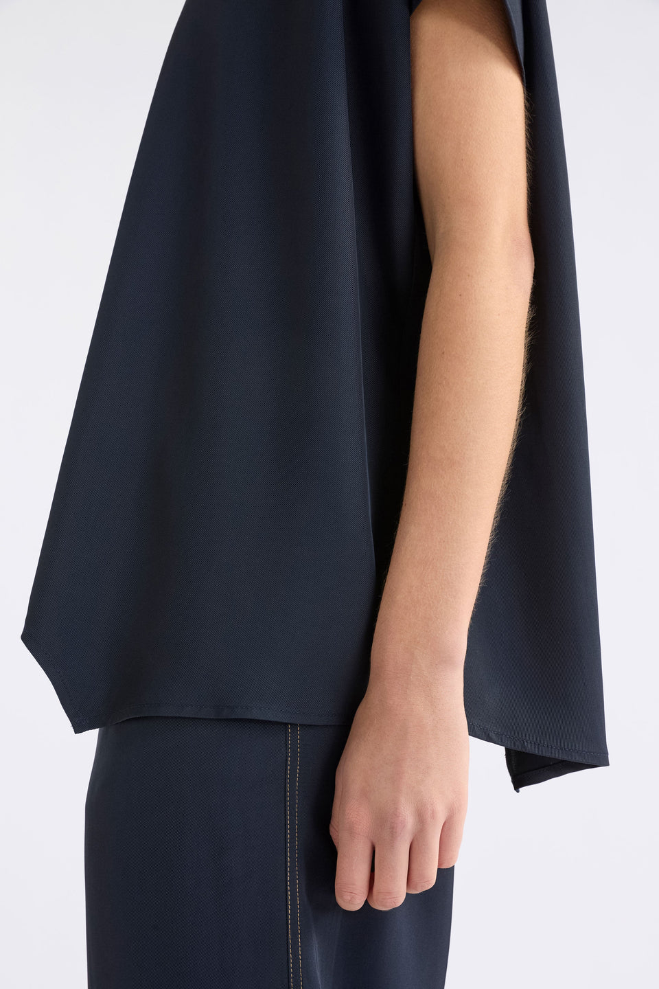 Hullu Relaxed Short Sleeve High Neck Top with Handkerchief Hem Model Side Hem Detail | NAVY