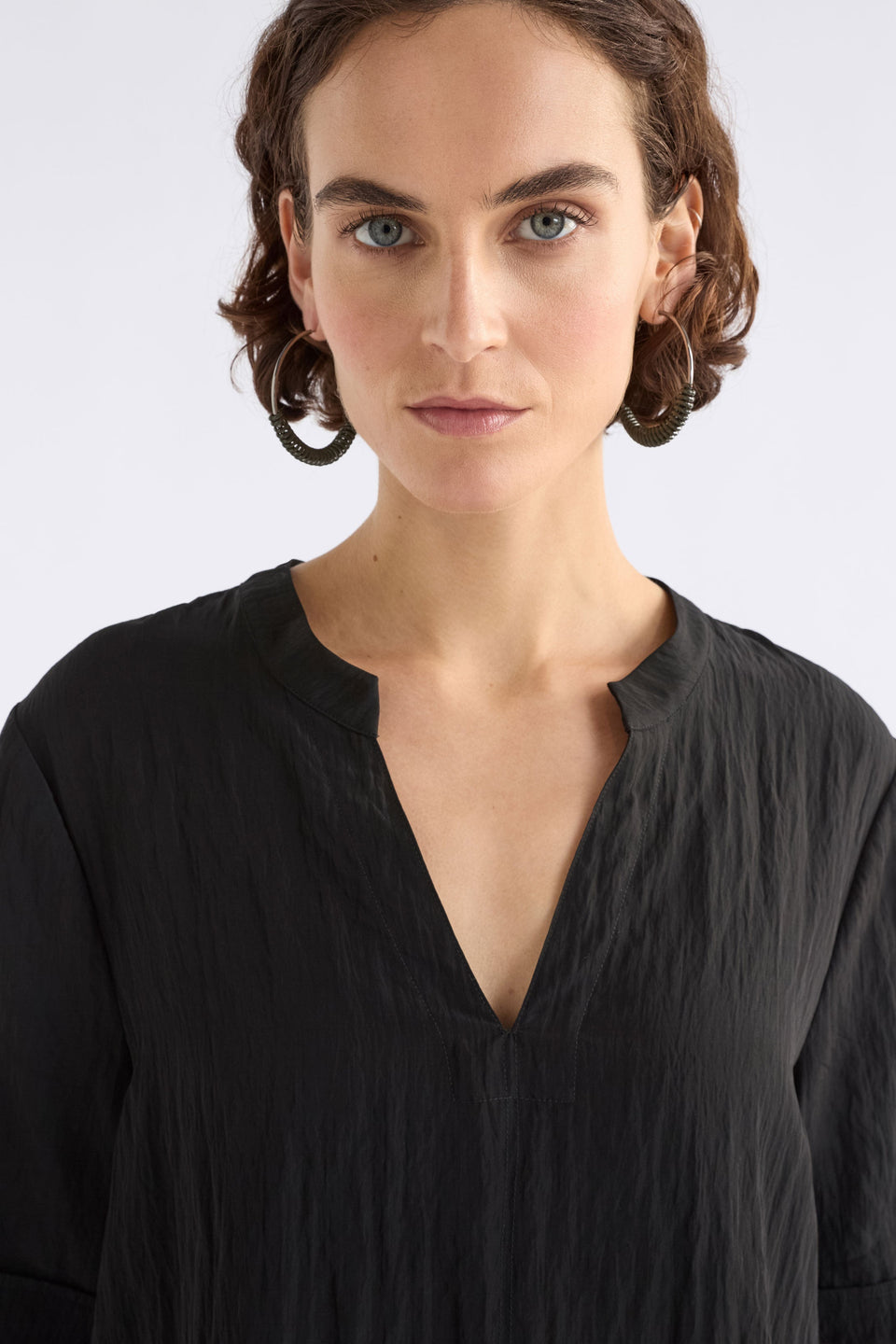 Kysten Crinkle Short Sleeve V-Neck Top Model Front Crop detail | BLACK