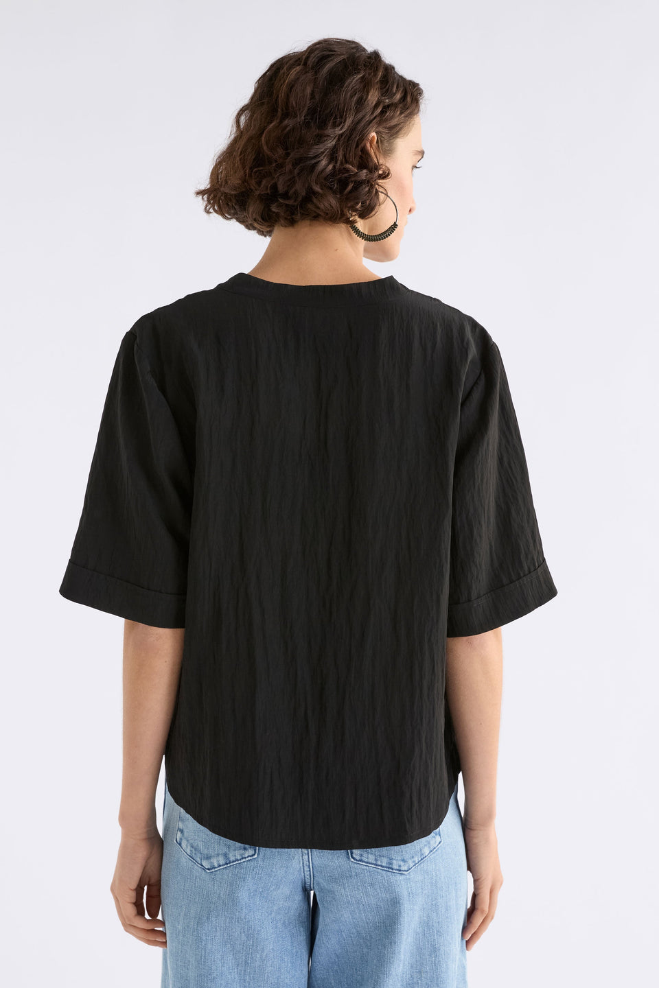 Kysten Crinkle Short Sleeve V-Neck Top Model Back | BLACK