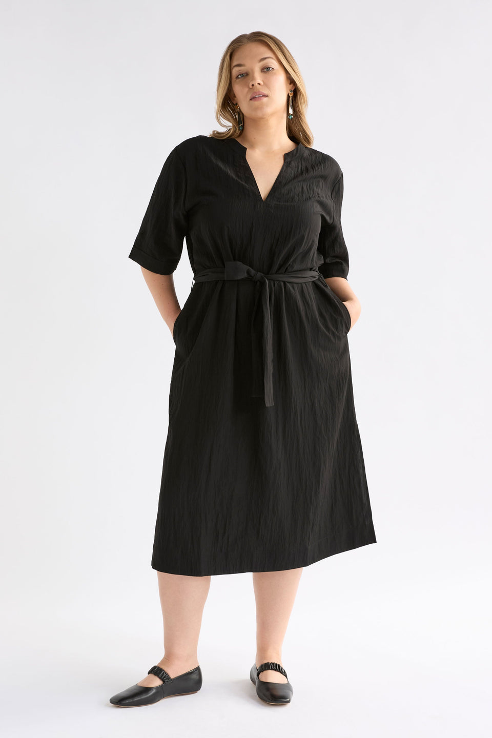 Kysten Crinkle V-Neck Midi Dress Curve Model Front | BLACK
