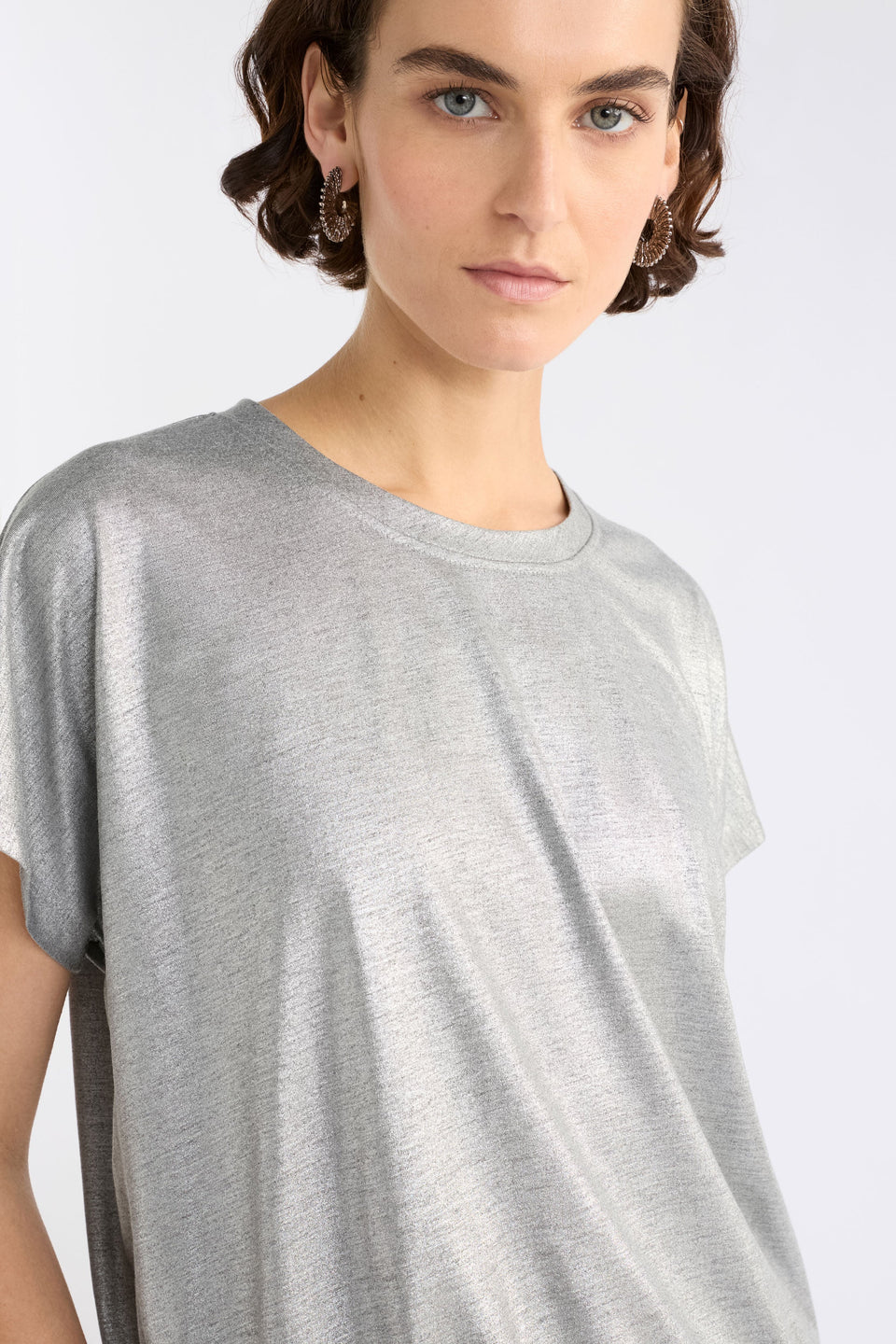 Maail Organic Cotton Elastic Hem Metallic Silver Jersey T-shirt Model Front Detail | SILVER