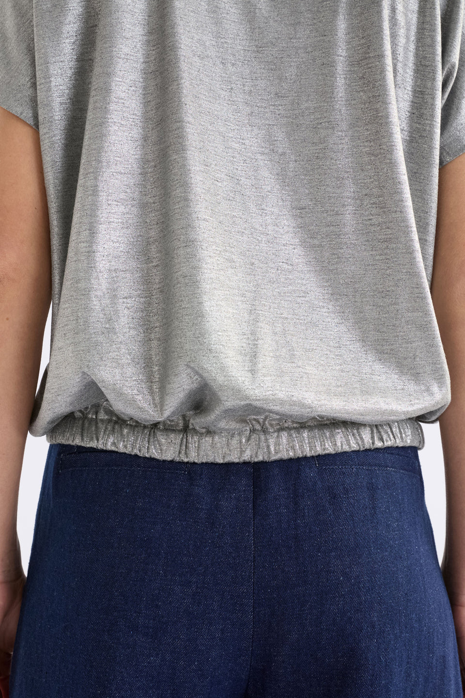 Maail Organic Cotton Elastic Hem Metallic Silver Jersey T-shirt Model Back Detail | SILVER