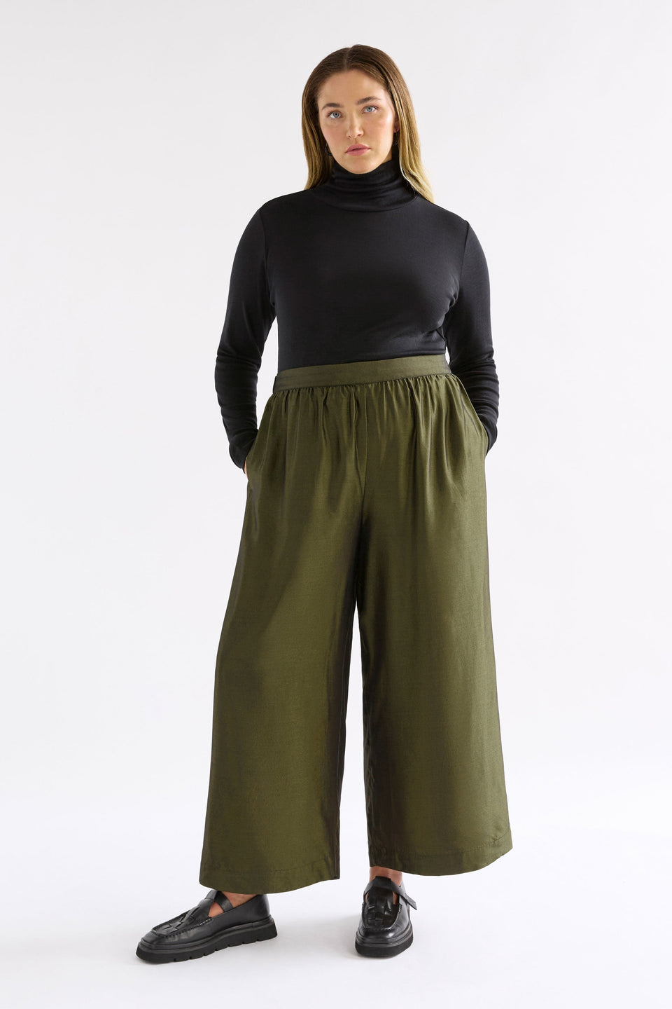 Medjal Wide Leg Metallic Culotte Pant Model Chanel Front | GOLD BLACK