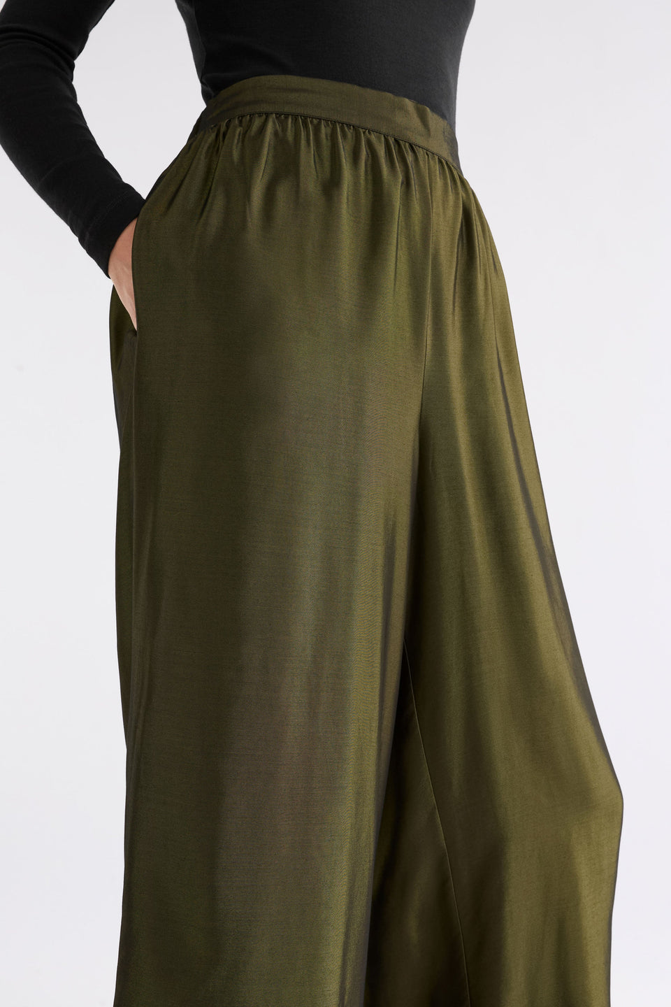 Medjal Wide Leg Metallic Culotte Pant Model Side Detail | GOLD BLACK