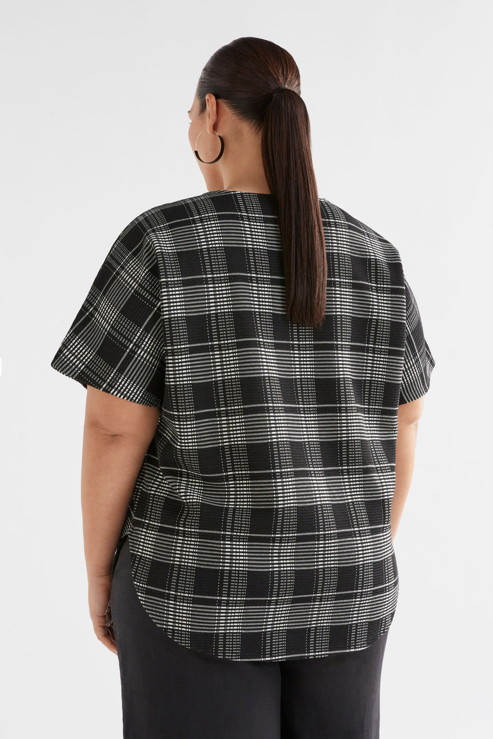 Mairea Jacquard Textured Check Stretch Tshirt Curve Model Back | BLACK WHITE CHECK