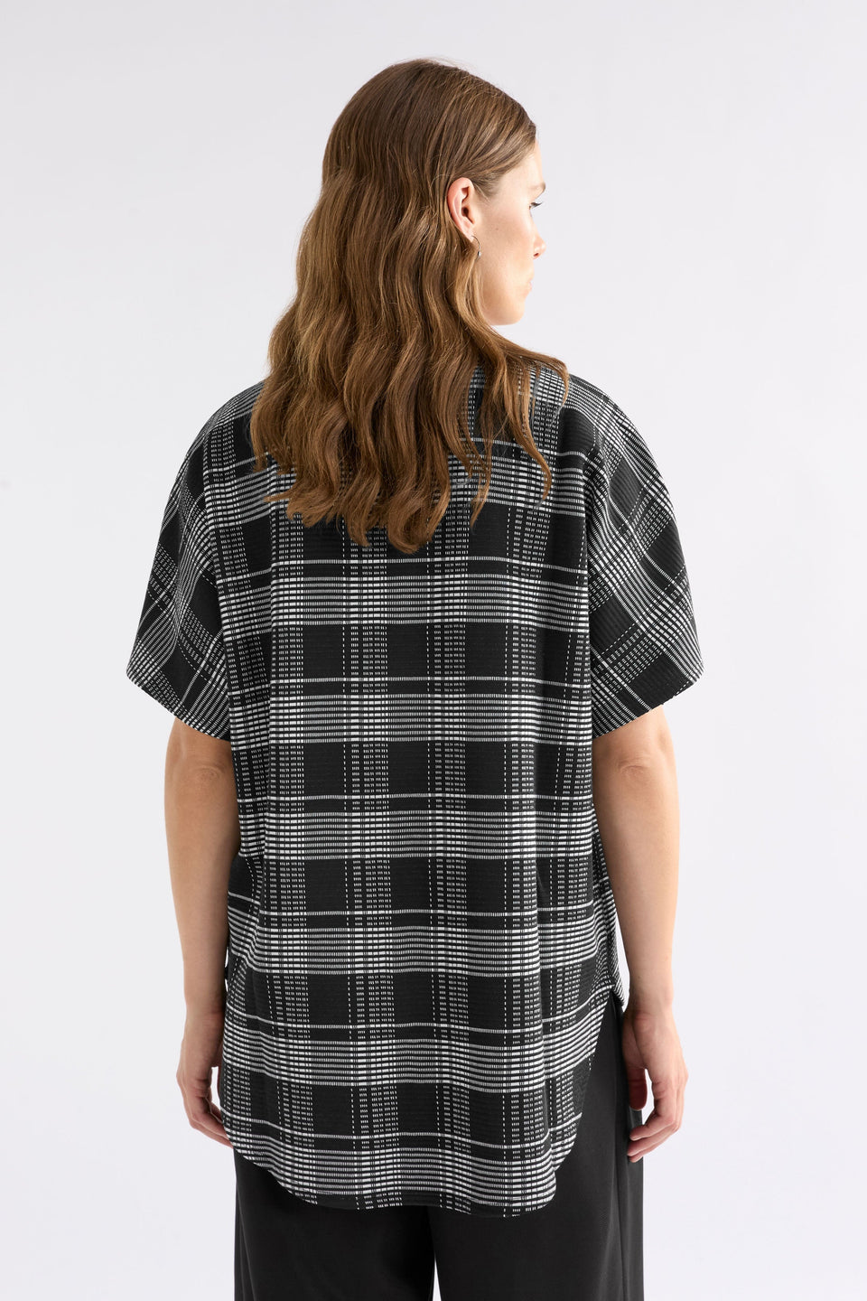 Mairea Jacquard Textured Check Stretch Tshirt Model Back | BLACK WHITE CHECK