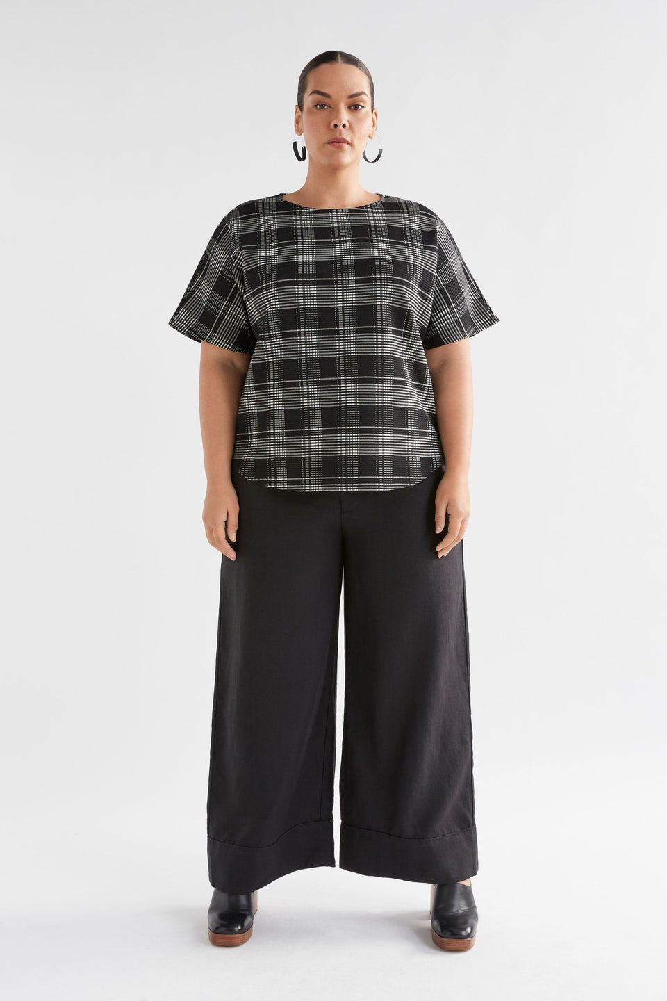 Mairea Jacquard Textured Check Stretch Tshirt Curve Model Front Full Body | BLACK WHITE CHECK