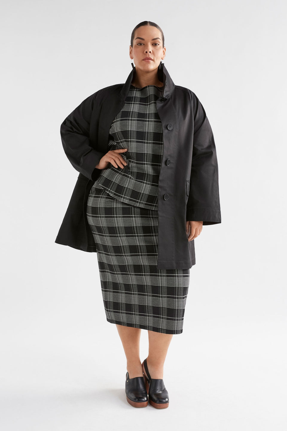 Mairea Jacquard Textured Check Stretch Pencil Skirt Curve Model Front with Mairea Top | BLACK WHITE CHECK