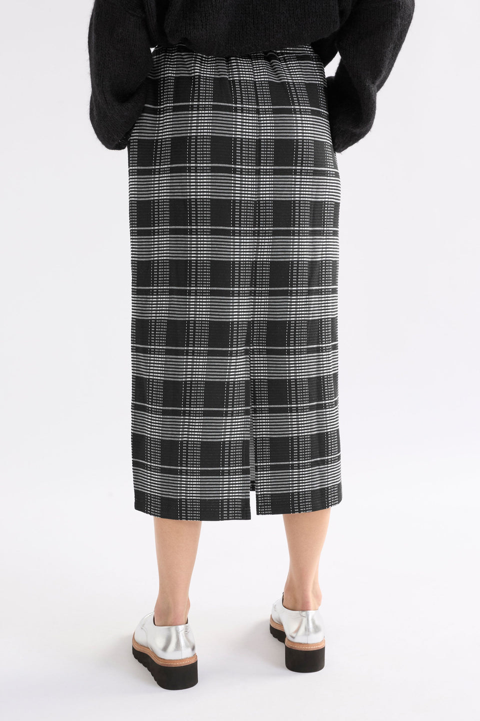 Mairea Jacquard Textured Check Stretch Pencil Skirt Model Back | BLACK WHITE CHECK