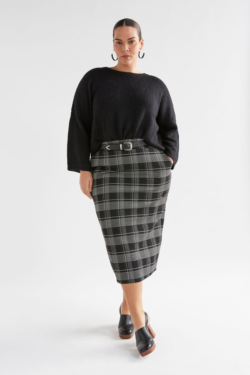 Mairea Jacquard Textured Check Stretch Pencil Skirt Curve Model Front | BLACK WHITE CHECK